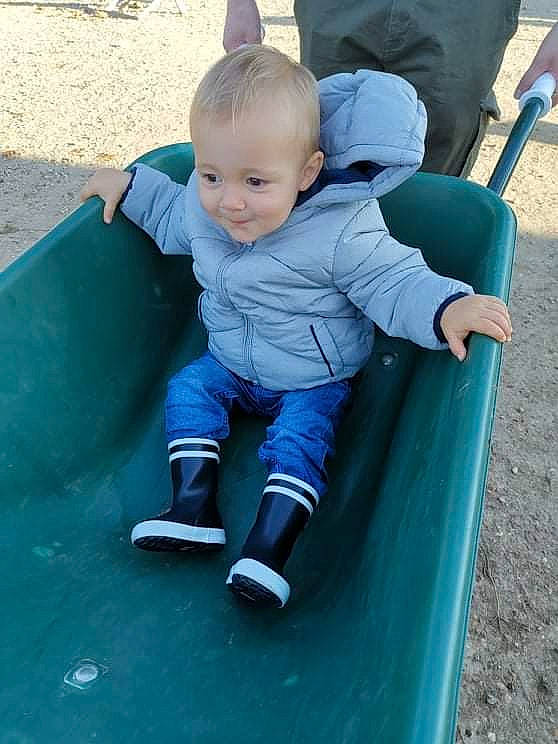 Gaëtan participe au concours pour gagner de l'argent avec cette photo : asphalt, baby, baby_toddler_clothing, child, chute, city, electric_blue, fun, grass, lap, leg, leisure, outdoor_play_equipment, person, play, playground, public_space, recreation, sitting, t_shirt