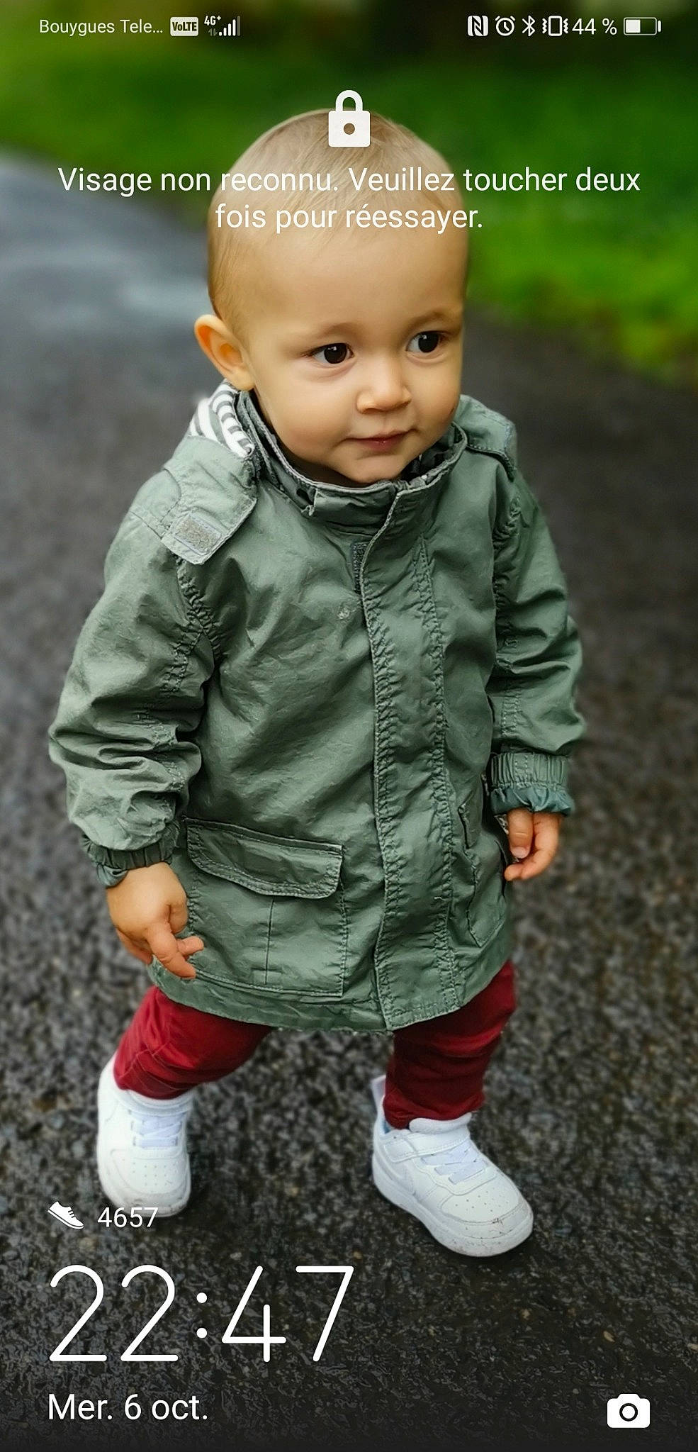 Gaëtan participe au concours pour gagner de l'argent avec cette photo : baby, baby_toddler_clothing, cheek, eye, face, flash_photography, gesture, grass, hair, happy, head, human_body, jacket, lip, people, person, shoe, skin, sleeve, smile