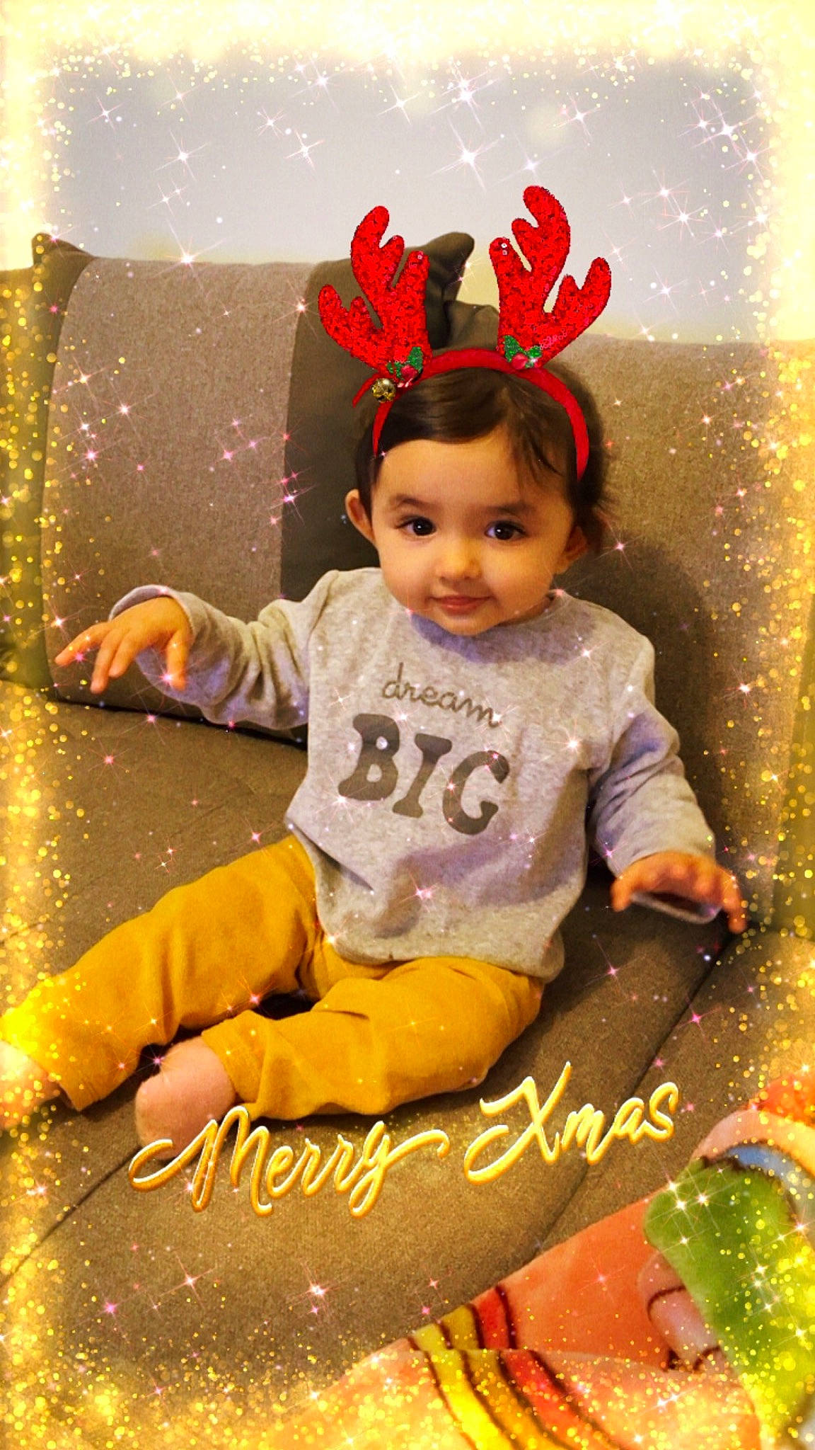 Oumnia participe au concours pour gagner de l'argent avec cette photo : baby, baby_toddler_clothing, child, costume_hat, event, facial_expression, fashion_accessory, flooring, fun, happy, holiday, magenta, party_supply, people_in_nature, person, pink, portrait_photography, sitting, sleeve, smile