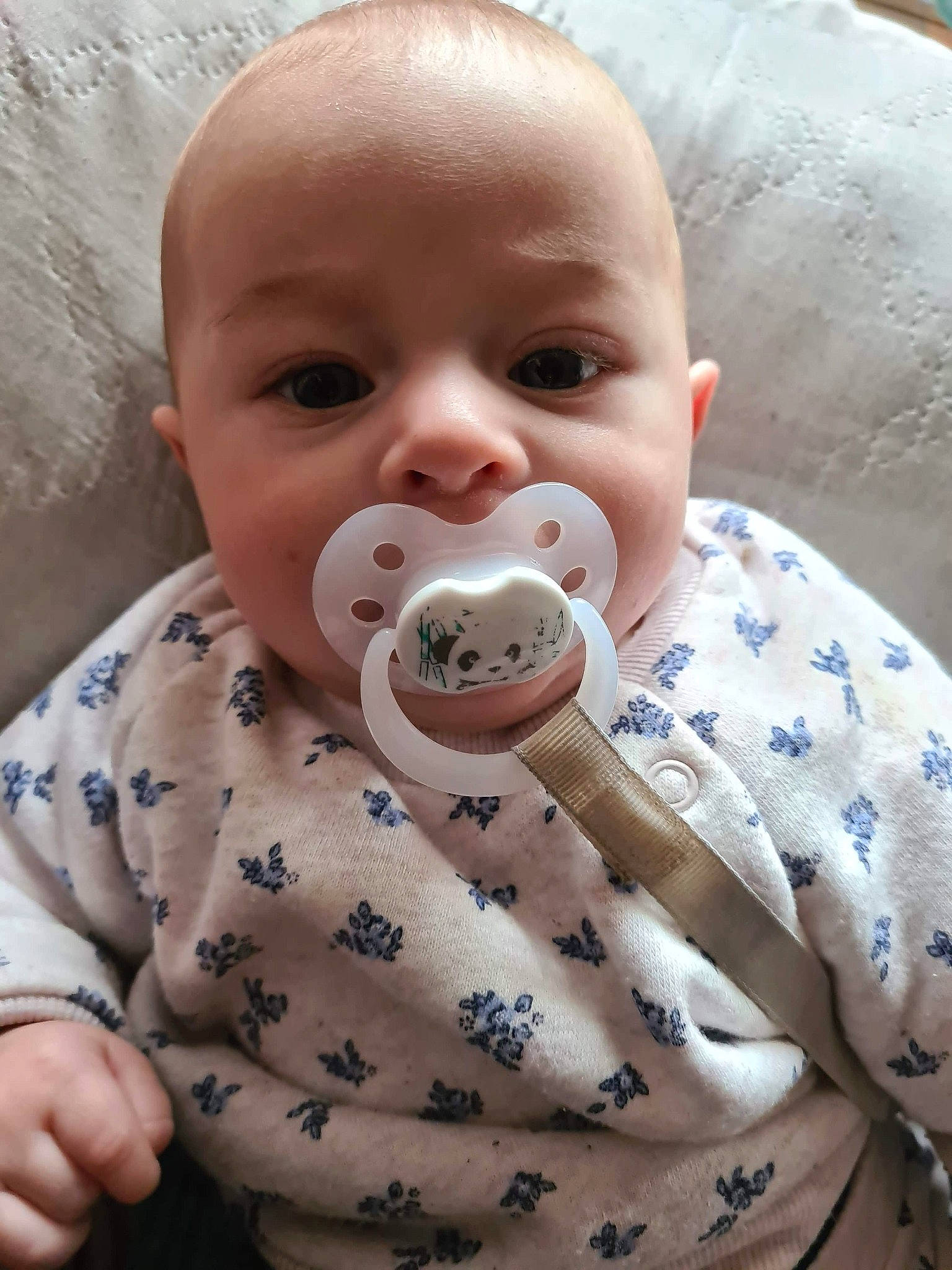 Gabrielle a rejoint le concours — aidez-le/la à gagner de superbes lots ! baby, baby_products, baby_toddler_clothing, cheek, child, collar, comfort, facial_expression, happy, head, iris, linens, lip, mouth, nose, pattern, person, sitting, skin, sleeve