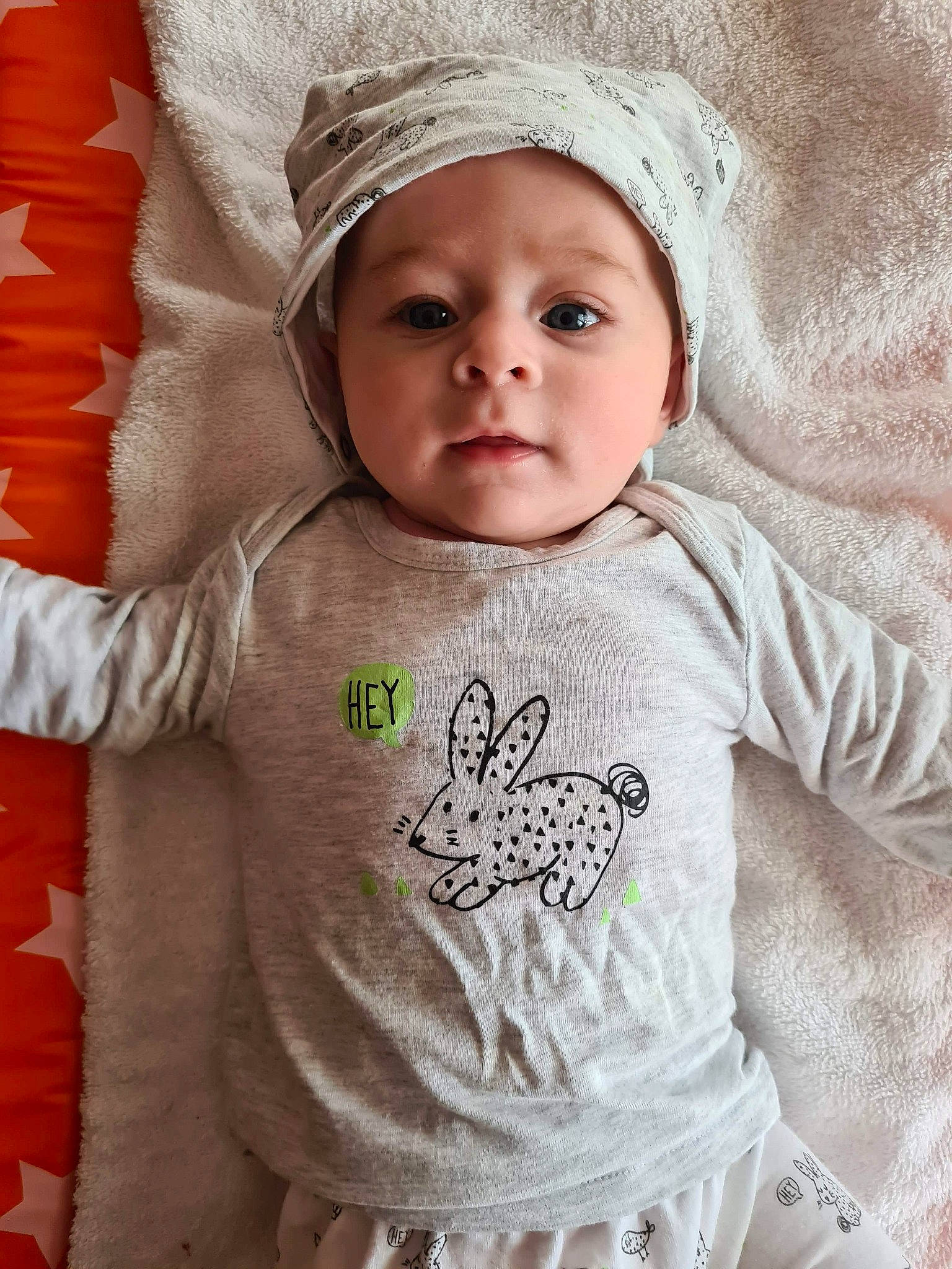 Gabrielle participe au concours pour gagner de l'argent avec cette photo : arm, baby, baby_toddler_clothing, cap, cheek, eye, face, facial_expression, gesture, hand, happy, head, headwear, human_body, lip, organ, person, product, skin, sleeve