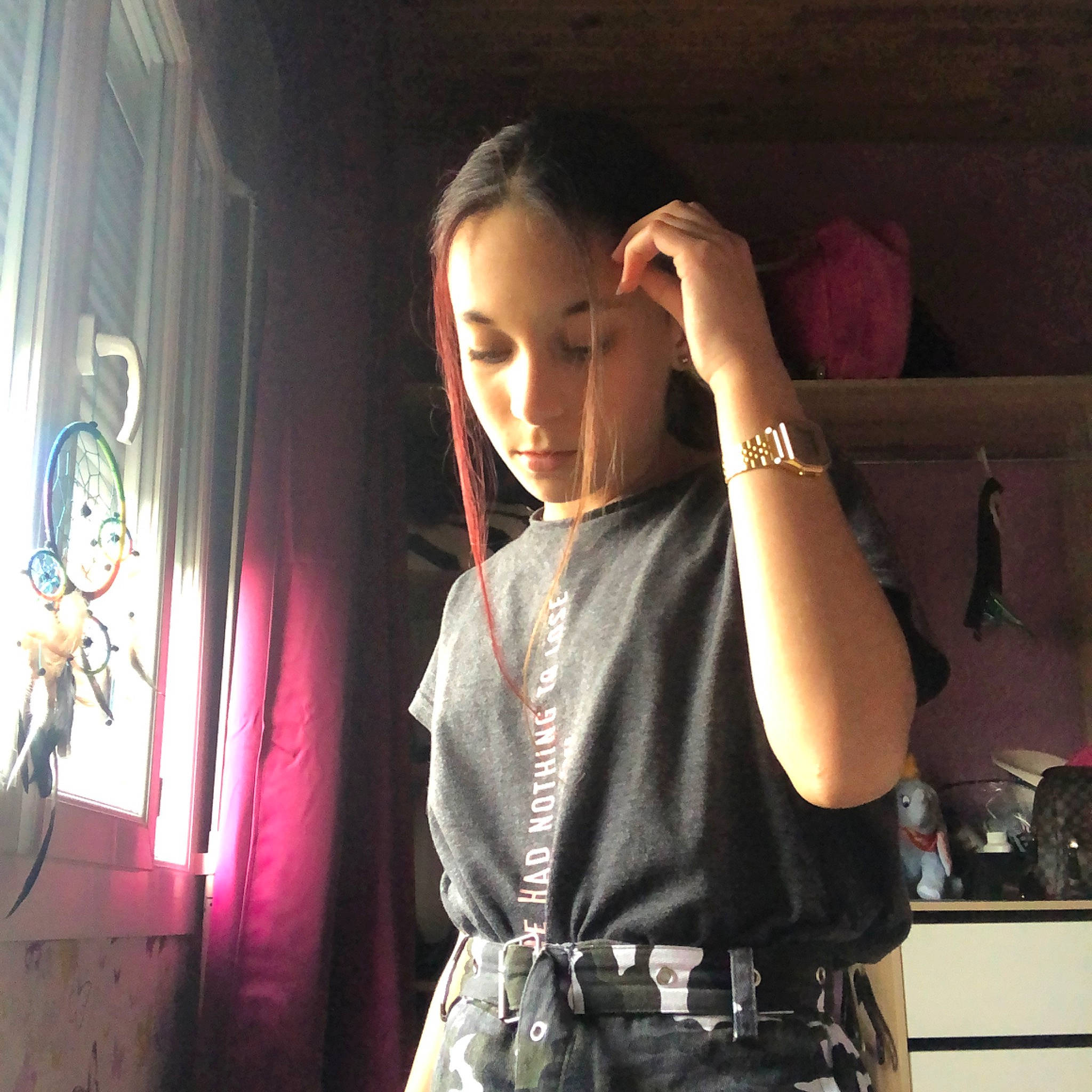 Laly a rejoint le concours — aidez-le/la à gagner de superbes lots ! arm, black_hair, cool, elbow, finger, gesture, hand, neck, person, photography, shoulder, sleeve, t_shirt