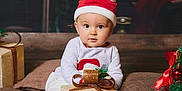 Leonie participe au concours pour gagner de l'argent avec cette photo : baby, cap, christmas, clothing, couch, face, festival, furniture, happy, hardwood, hat, head, openingpresent, person, photography, plate, portrait, sitting, smile, wood