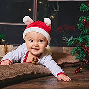 Leonie a rejoint le concours — aidez-le/la à gagner de superbes lots ! baby, babycrawling, bonnet, cap, christmas, christmasdecorations, christmastree, clothing, couch, crawling, face, festival, happy, hat, head, person, photography, plant, portrait, smile
