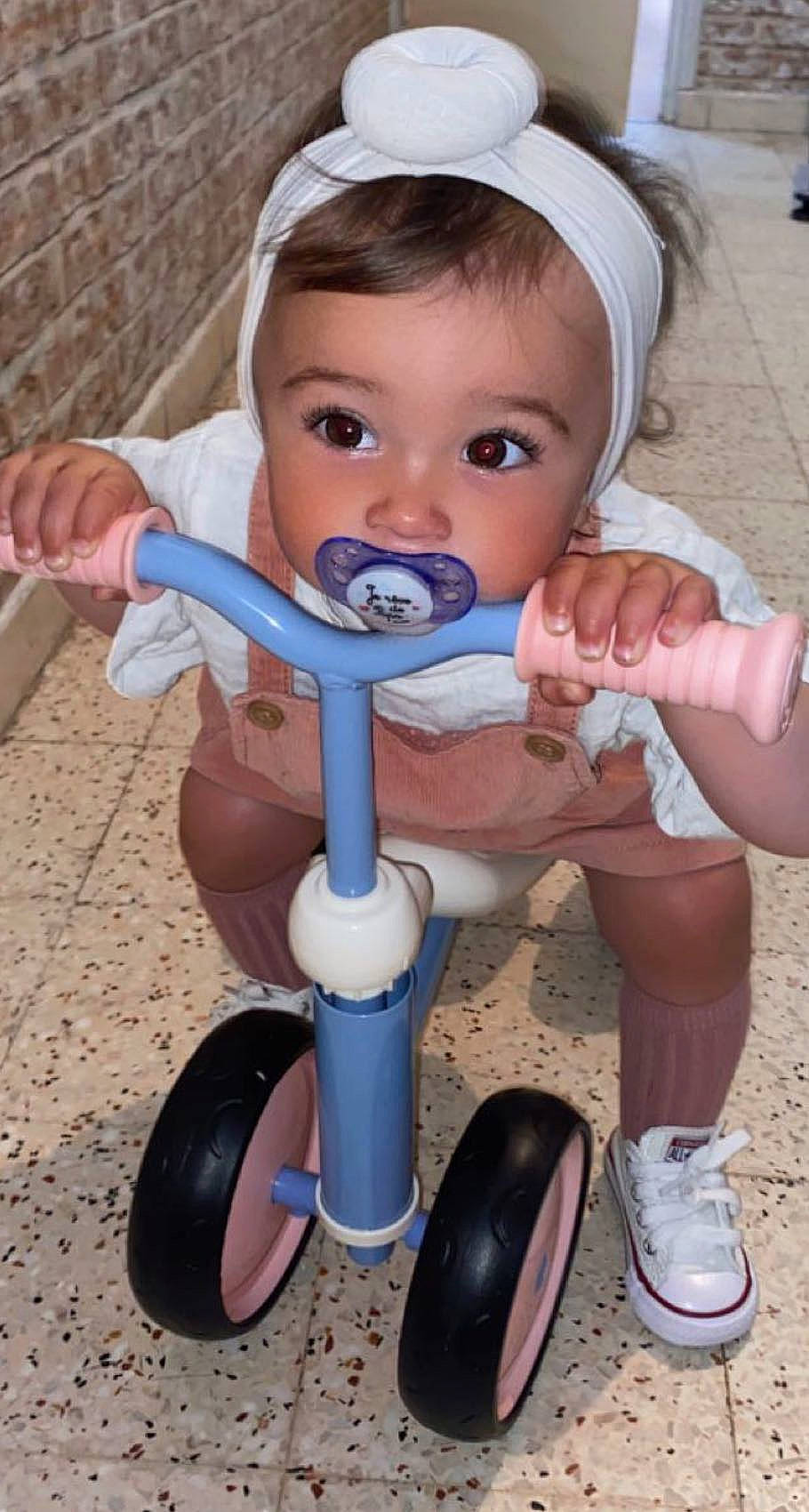 Aleyna participe au concours pour gagner de l'argent avec cette photo : baby, baby_carriage, baby_toddler_clothing, child, comfort, electric_blue, finger, fun, happy, human_leg, people, person, photograph, riding_toy, sitting, skin, snapshot, tire, toddler, wheel