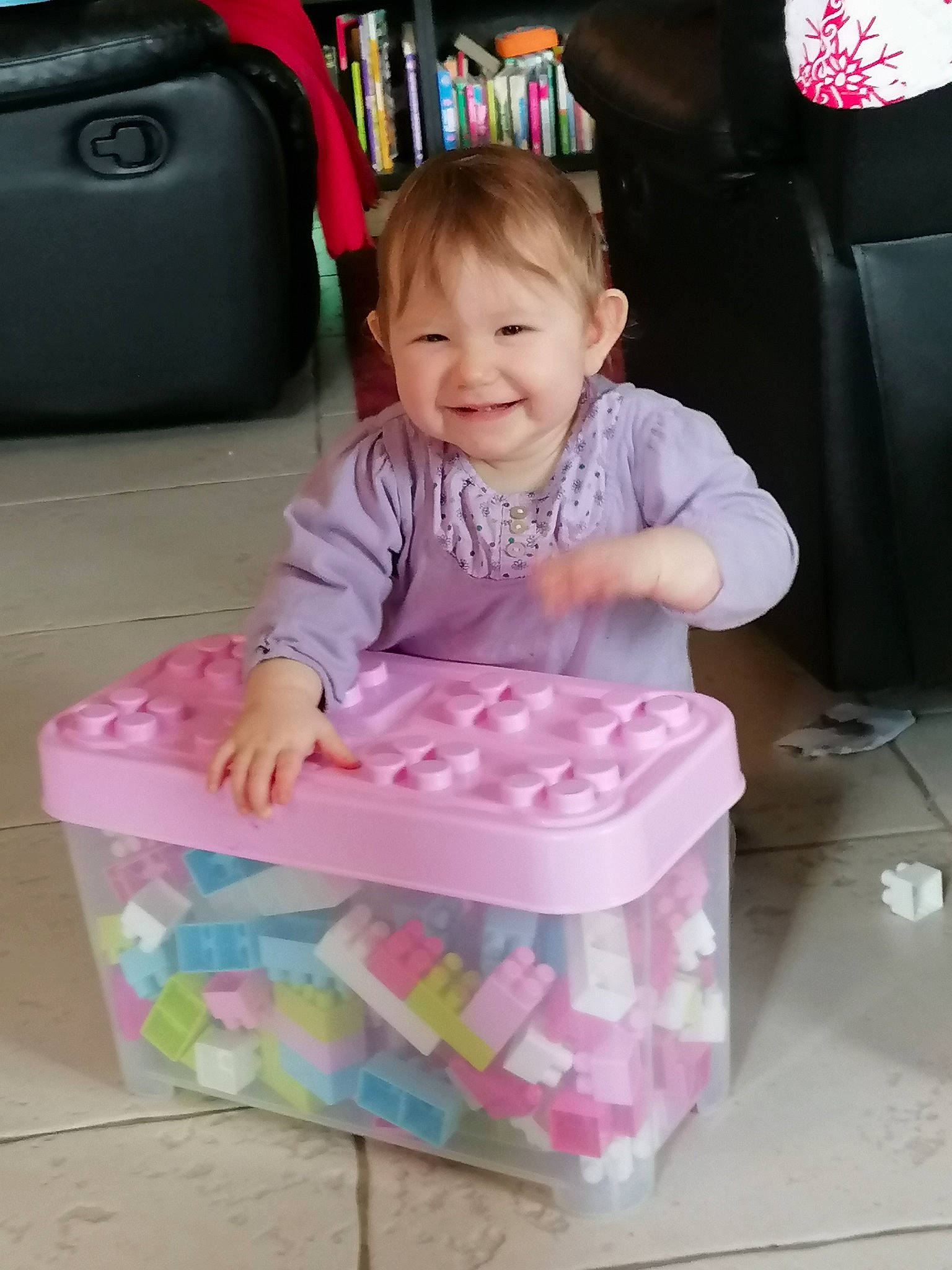 Justine participe au concours pour gagner de l'argent avec cette photo : baby, baby_playing_with_toys, baby_products, baby_toddler_clothing, beauty, box, child, comfort, face, fun, happy, joy, magenta, packing_materials, person, pink, product, room, sitting, smile