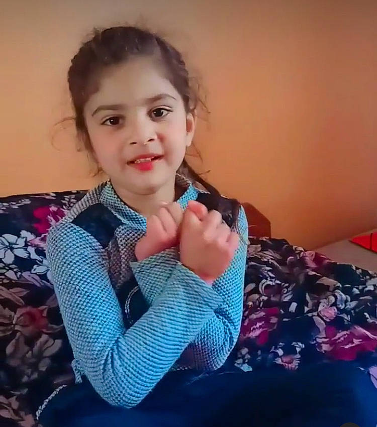 Avleen participe au concours pour gagner de l'argent avec cette photo : black_hair, comfort, dress, elbow, eye, face, fashion_design, finger, flash_photography, formal_wear, gesture, hair, happy, head, joy, lip, neck, pattern, person, plaid