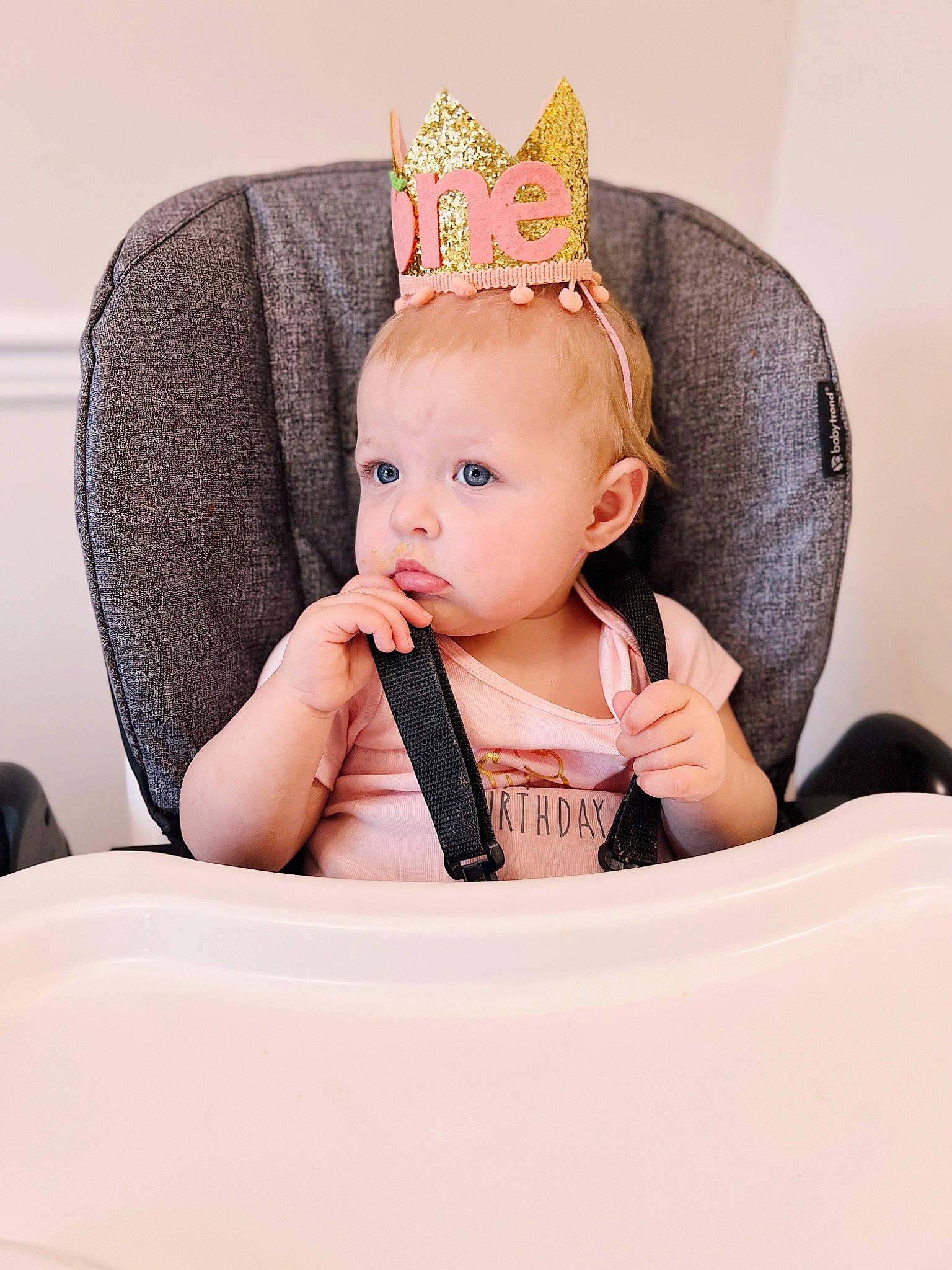 Isabel is registered to the contest to win money with this photo: baby, baby_products, baby_toddler_clothing, cap, comfort, costume_hat, crown, dishware, eye, eyelash, hair_accessory, happy, headband, headpiece, jewellery, neck, pattern, person, serveware, sleeve