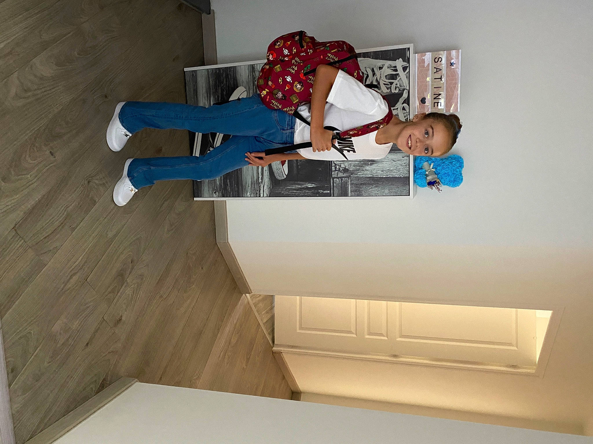 Satine a rejoint le concours — aidez-le/la à gagner de superbes lots ! ceiling, comfort, flooring, hardwood, joy, laminate_flooring, person, plaster, plywood, room, stairs, suit, t_shirt, thigh, varnish, walking_shoe, wood, wood_flooring, wood_stain, wrist