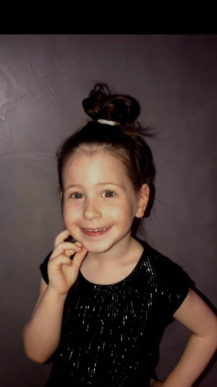 Kaïly a rejoint le concours — aidez-le/la à gagner de superbes lots ! body_jewelry, child_model, day_dress, ear, embellishment, eye, forehead, gesture, hair_accessory, hairstyle, happy, head, headband, headpiece, iris, joy, person, portrait, portrait_photography, style