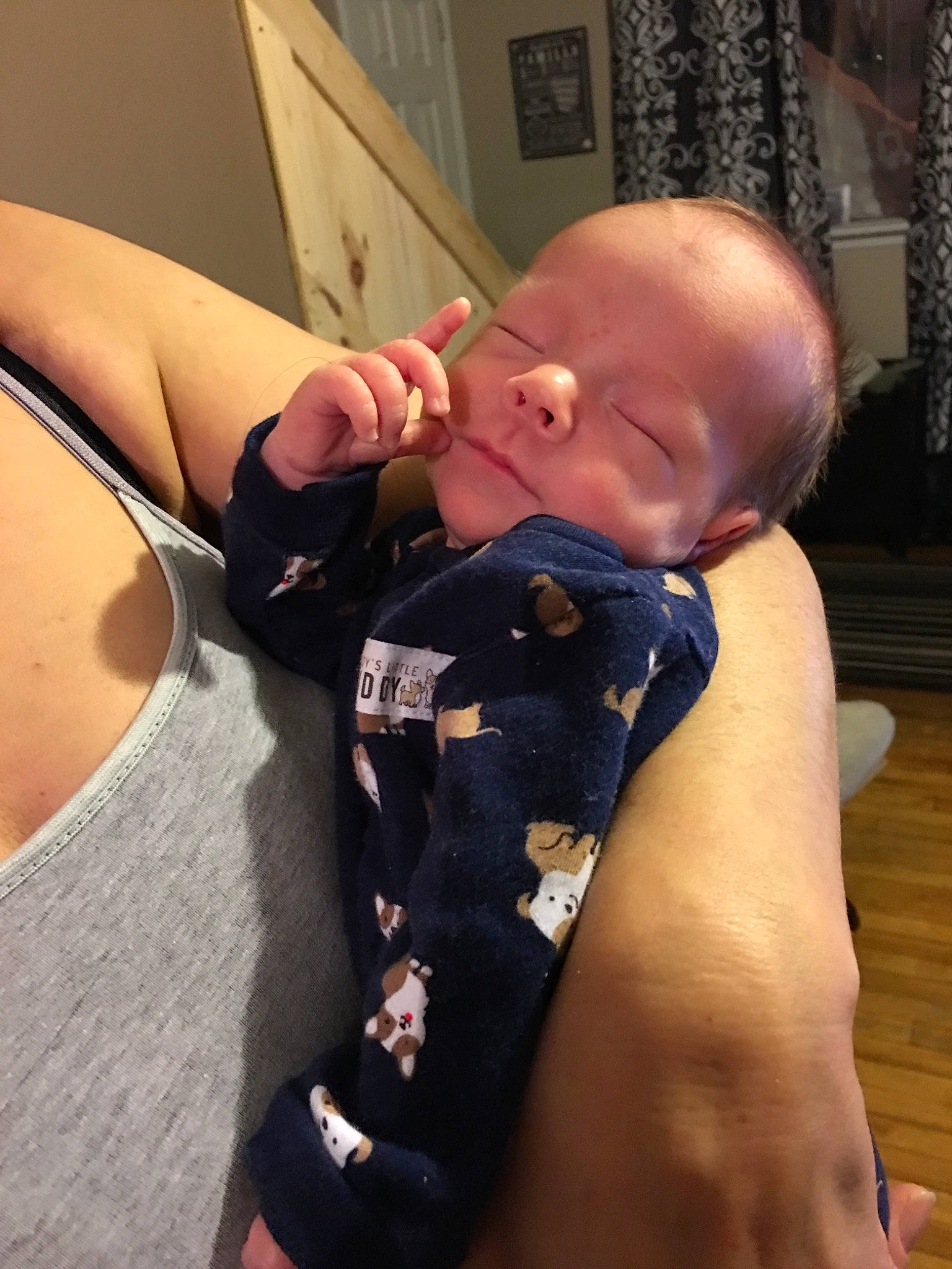 Yoan participe au concours pour gagner de l'argent avec cette photo : arm, chest, elbow, joint, muscle, person, shoulder