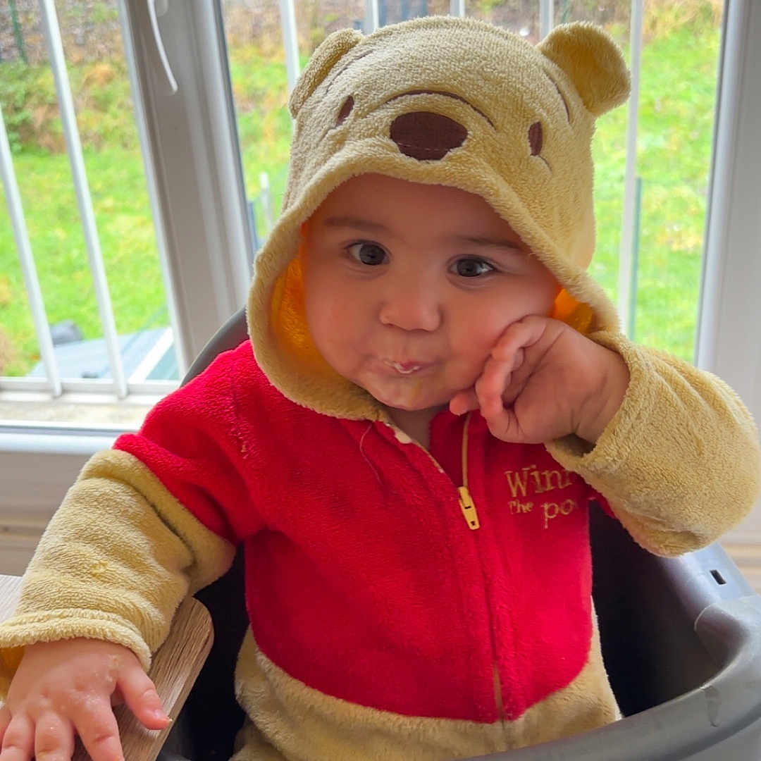 Maellan a rejoint le concours — aidez-le/la à gagner de superbes lots ! baby, child, contemplative, cute, expression, face, furniture, greenery, hand, high_chair, hoodie, indoor, person, portrait, red_clothing, seated, toddler, window, winnie_the_pooh, yellow_clothing