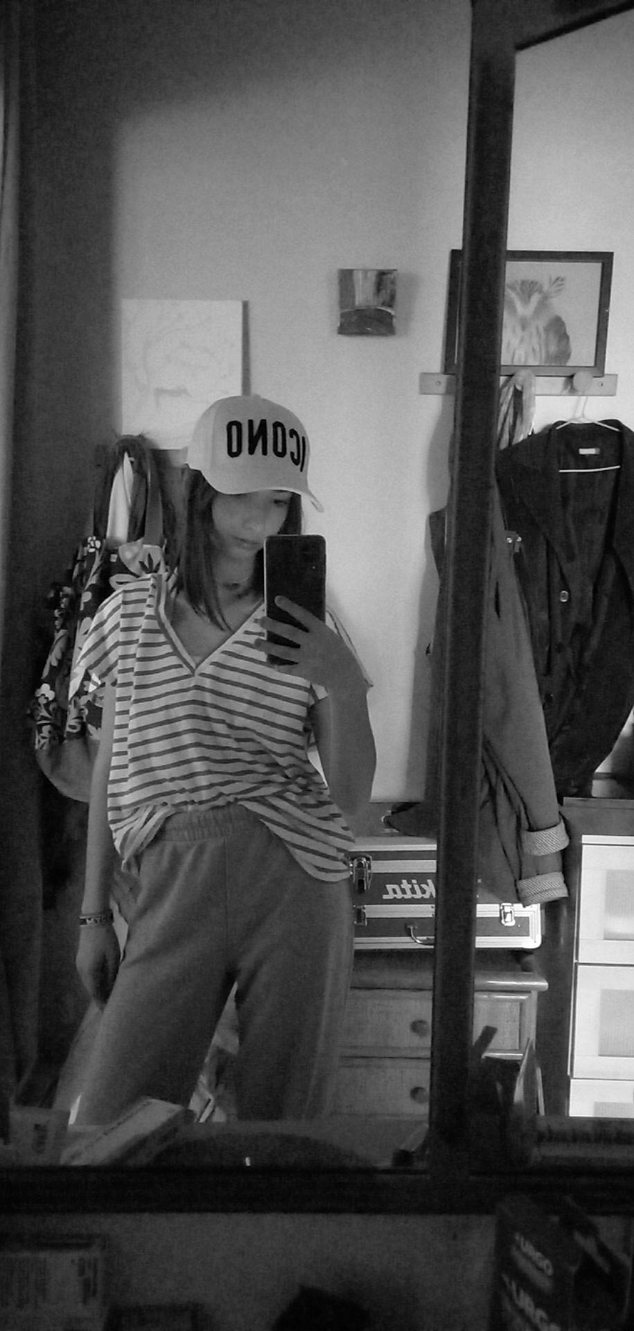 Lise a rejoint le concours — aidez-le/la à gagner de superbes lots ! audio_equipment, black_and_white, cap, denim, eyewear, fashion_design, grey, headgear, monochrome, monochrome_photography, music, personal_protective_equipment, room, shoulder, street, street_fashion, style, t_shirt, vintage_clothing, waist