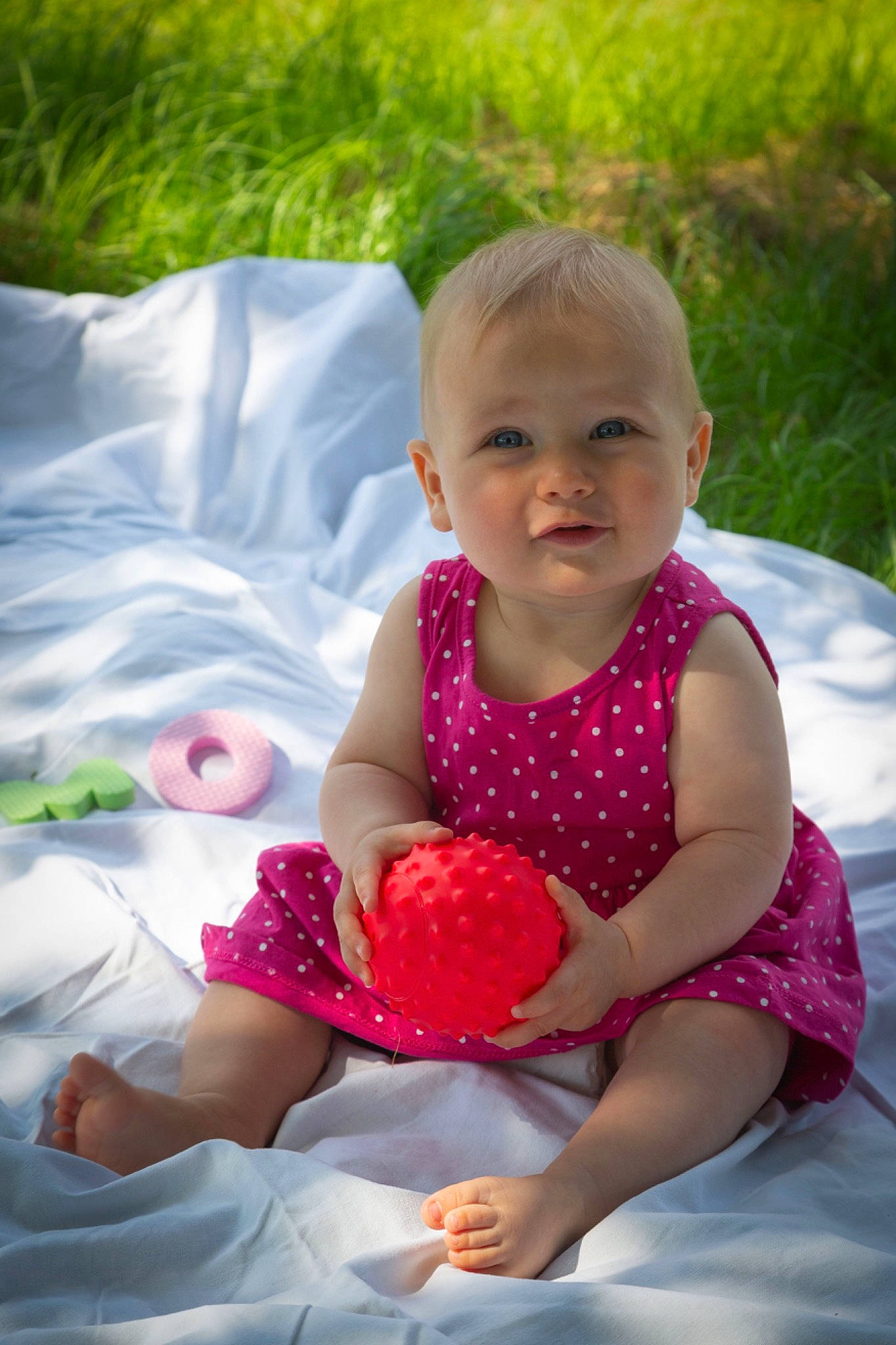 Juliette participe au concours pour gagner de l'argent avec cette photo : baby, child, fun, grass, leisure, person, picnic, pink, play, recreation, sitting, smile, summer, toddler, vacation