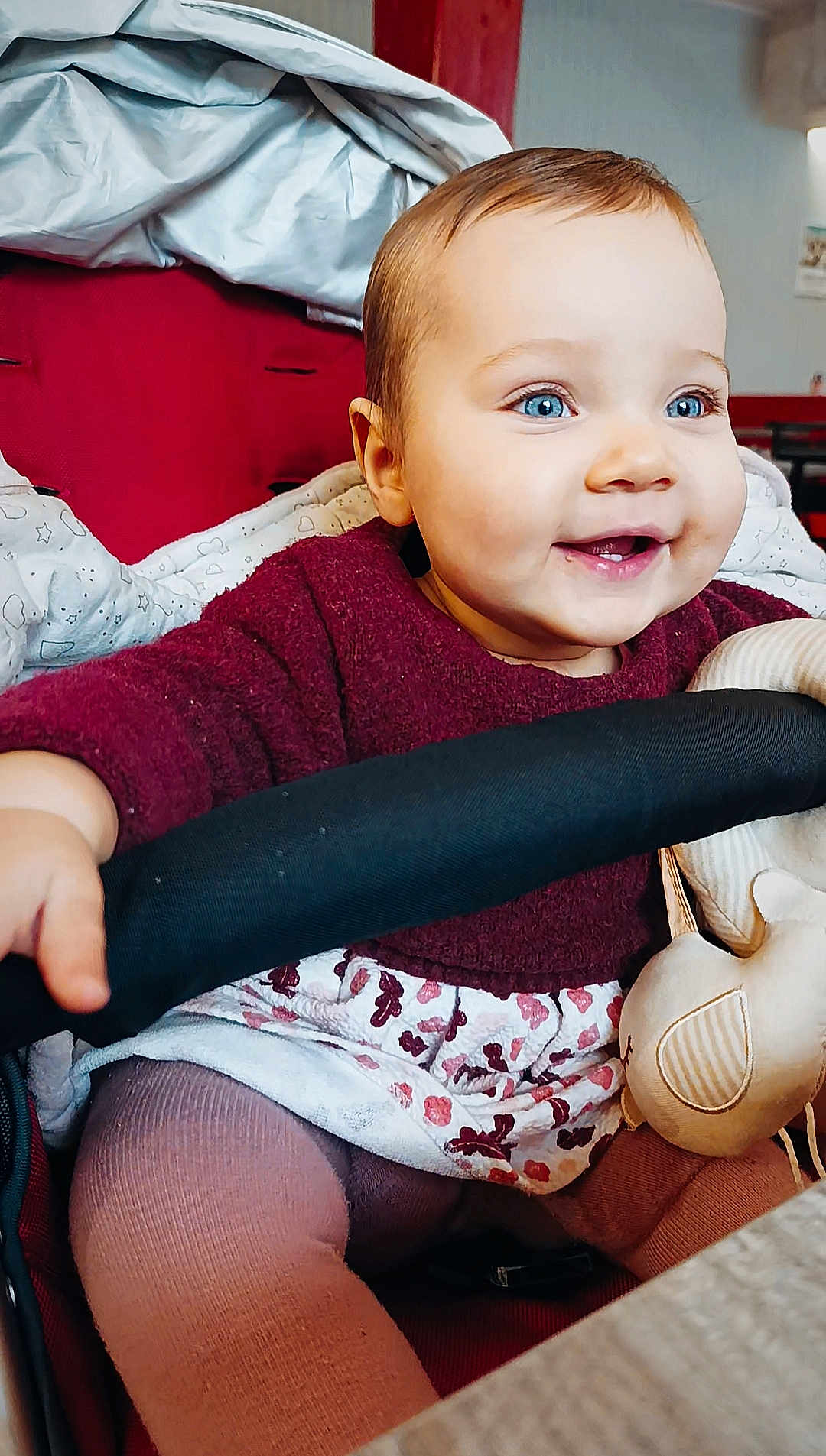 Lys a rejoint le concours — aidez-le/la à gagner de superbes lots ! baby, blue_eyes, child, clothing, cozy, cute, fabric, face, hand, happy, indoor, infant, person, plush_toy, portrait, seat, sitting, smiling, stroller, toddler