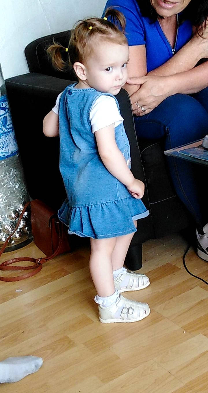 Mïa a rejoint le concours — aidez-le/la à gagner de superbes lots ! baby, blue, child, dress, footwear, human_leg, knee, leg, person, shoe, skin, thigh, toddler