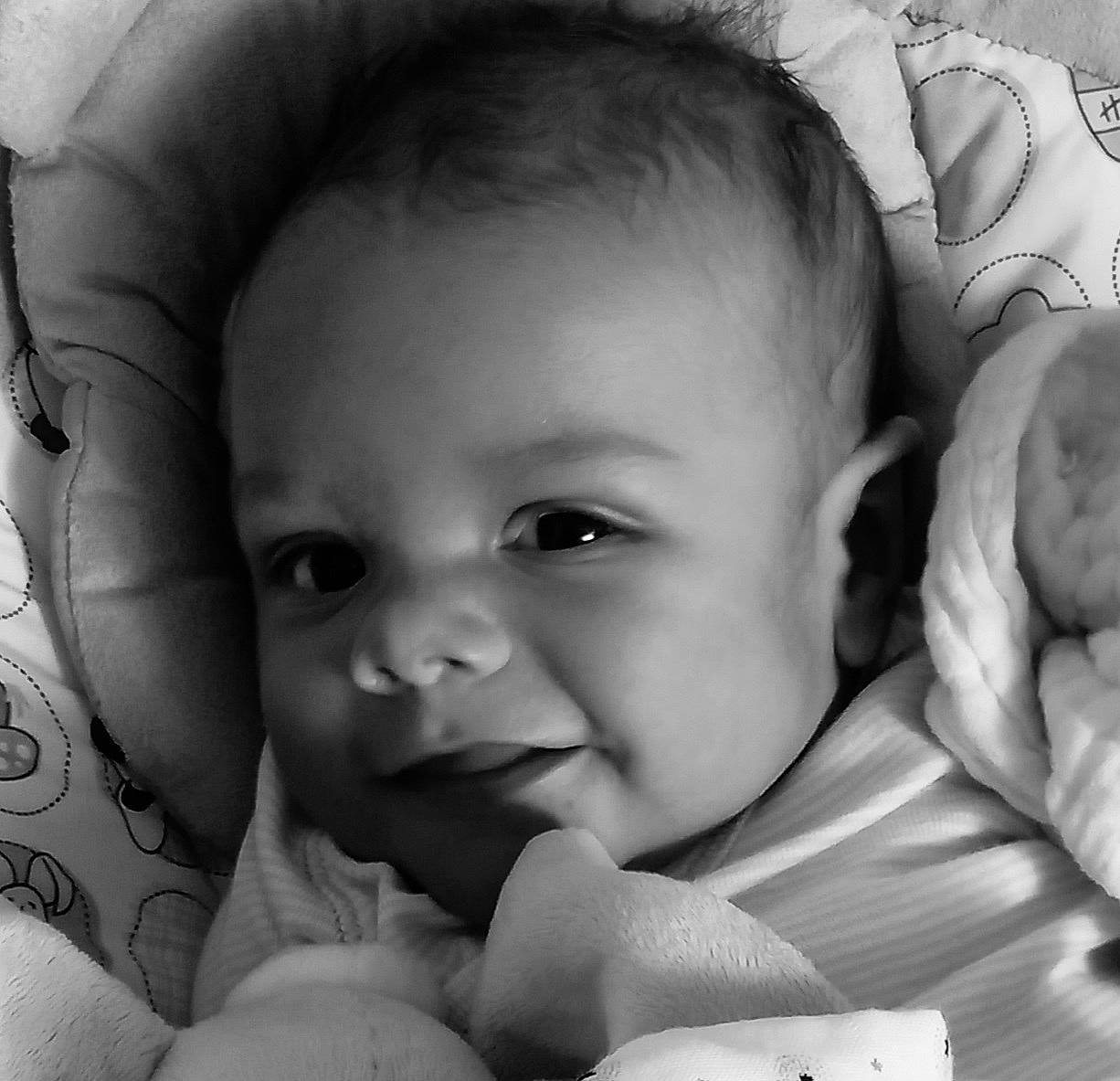 Ayden participe au concours pour gagner de l'argent avec cette photo : arm, cheek, chin, comfort, eye, eyebrow, face, facial_expression, forehead, hair, hairstyle, hand, head, lip, mouth, nose, person, photograph, skin, smile