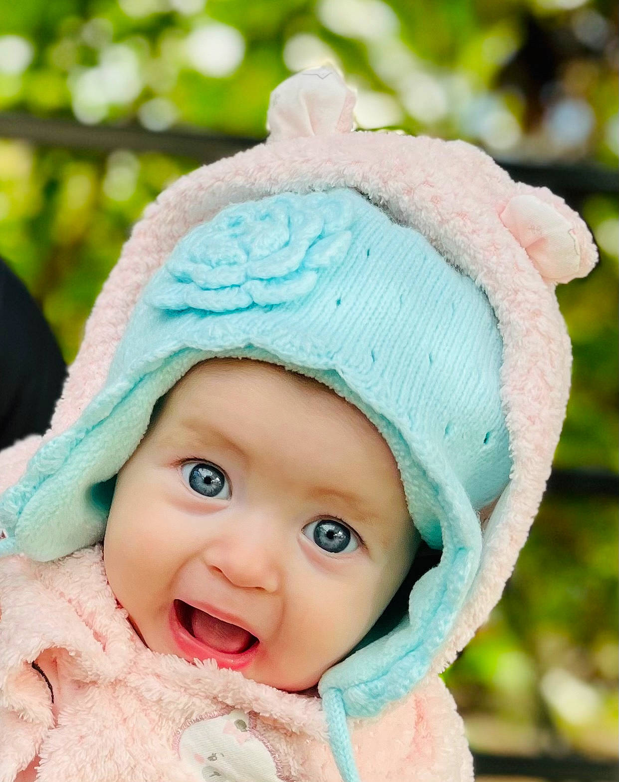 Ilona a rejoint le concours — aidez-le/la à gagner de superbes lots ! azure, baby, cap, electric_blue, fashion_accessory, fun, grass, happy, headgear, headwear, knit_cap, leisure, lip, people_in_nature, person, pink, skin, smile, textile, toddler