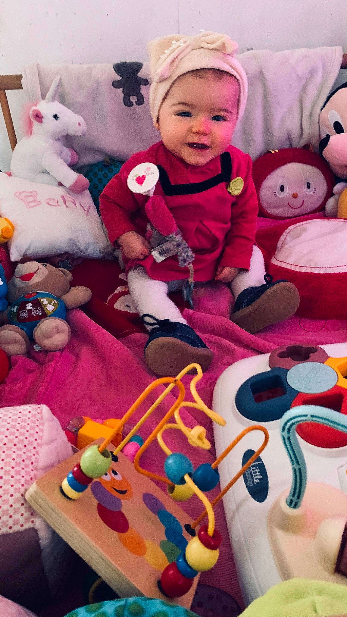 Lily a rejoint le concours — aidez-le/la à gagner de superbes lots ! baby, baby_toddler_clothing, child, event, fun, happy, magenta, mammal, people, person, pink, plush, product, smile, snapshot, stuffed_toy, teddy_bear, textile, toddler, toy