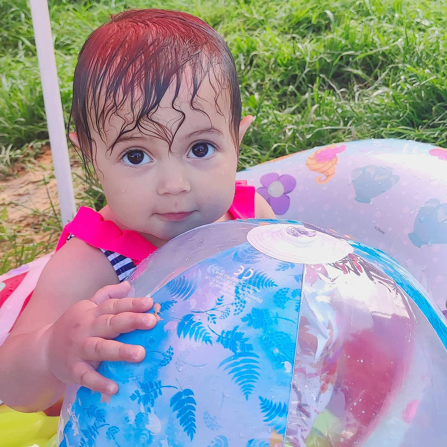 Louise a rejoint le concours — aidez-le/la à gagner de superbes lots ! automotive_wheel_system, ball, beauty, child, circle, electric_blue, fun, grass, happy, leisure, magenta, pattern, people_in_nature, person, pink, plant, recreation, t_shirt, toddler, toy