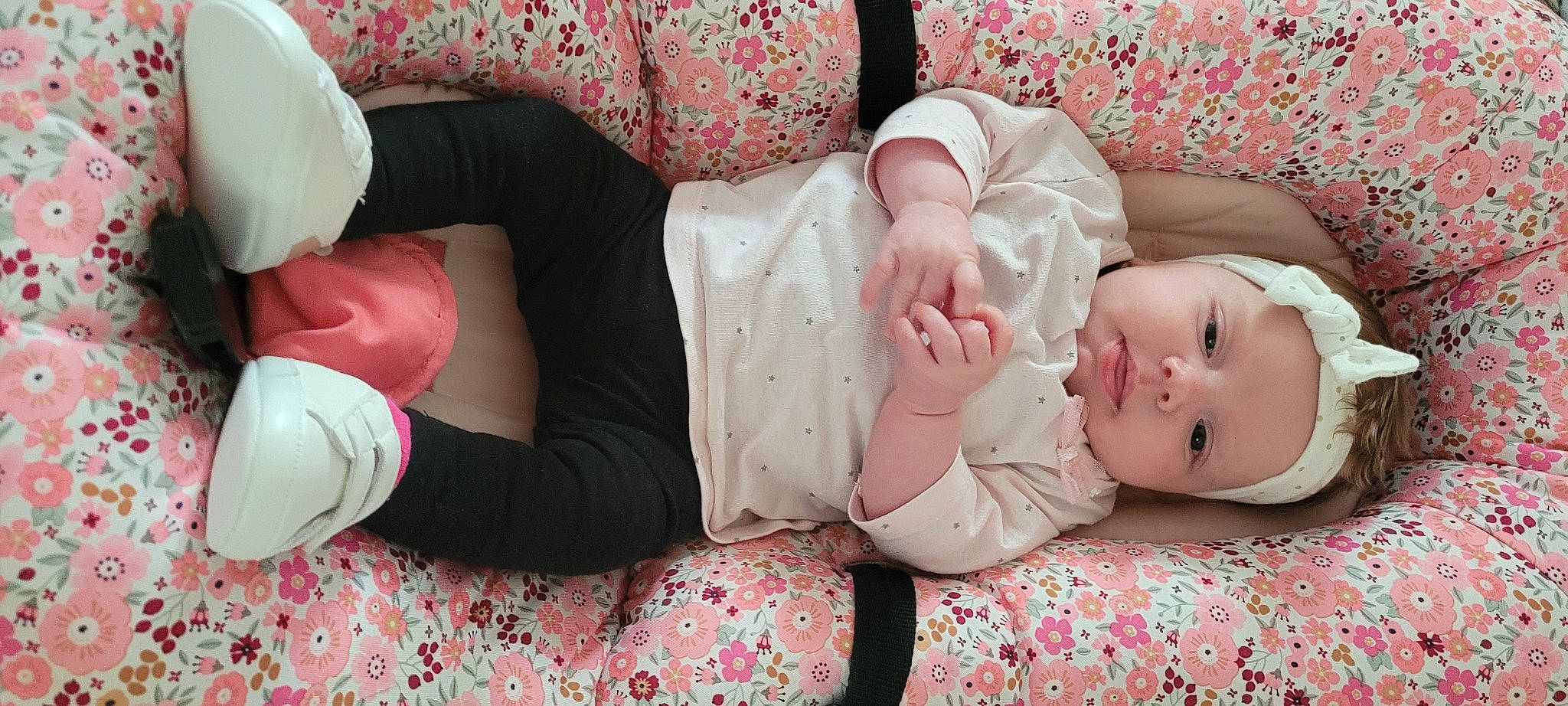 Charlotte a rejoint le concours — aidez-le/la à gagner de superbes lots ! arm, baby_toddler_clothing, child, comfort, face, facial_expression, finger, gesture, hand, headwear, human_body, leg, lip, person, pink, plant, product, skin, sleeve, textile