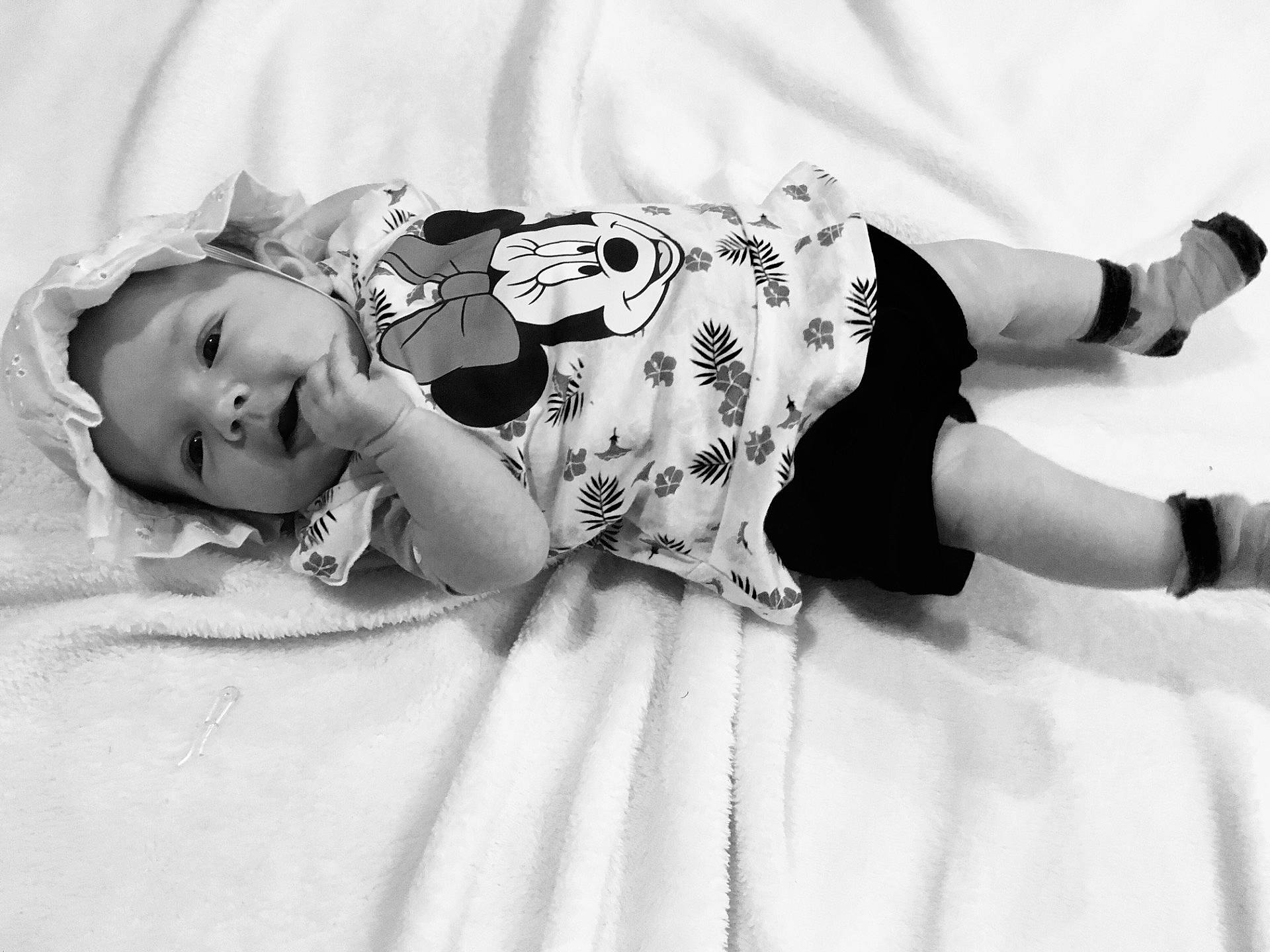 Élise a rejoint le concours — aidez-le/la à gagner de superbes lots ! black, black_and_white, child, dress, emotion, human_positions, infant, interaction, monochrome, monochrome_photography, person, photo_shoot, photograph, photography, portrait_photography, toddler, white