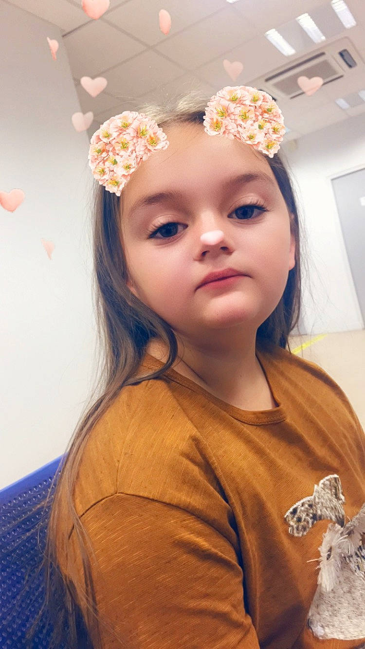 Mégane participe au concours pour gagner de l'argent avec cette photo : beauty, child, child_model, crown, fashion_accessory, forehead, hair, hair_accessory, hairstyle, head, headband, headgear, headpiece, long_hair, person, smile
