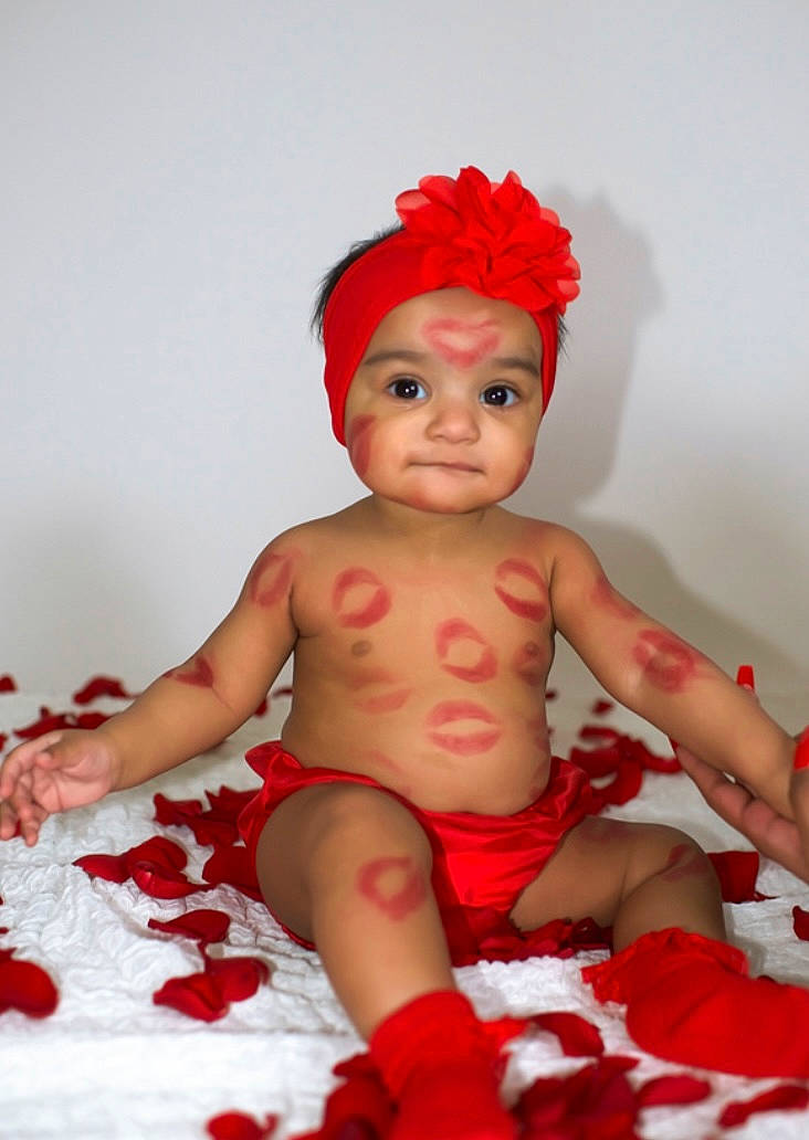 Yasmin is registered to the contest to win money with this photo: baby, baby_toddler_clothing, birthday, birthday_cake, carmine, child, event, fun, happy, hat, headgear, headpiece, headwear, human_leg, party_supply, person, pink, red, sweetness, thigh