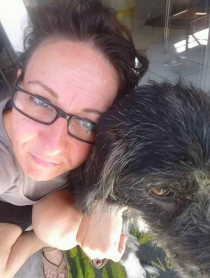 Bouba a rejoint le concours — aidez-le/la à gagner de superbes lots ! black_hair, brown_hair, carnivore, companion_dog, dog, dog_breed, ear, eyewear, fur, grass, happy, liver, long_hair, organ, selfie, skin, smile, sporting_group, toy_dog, vision_care