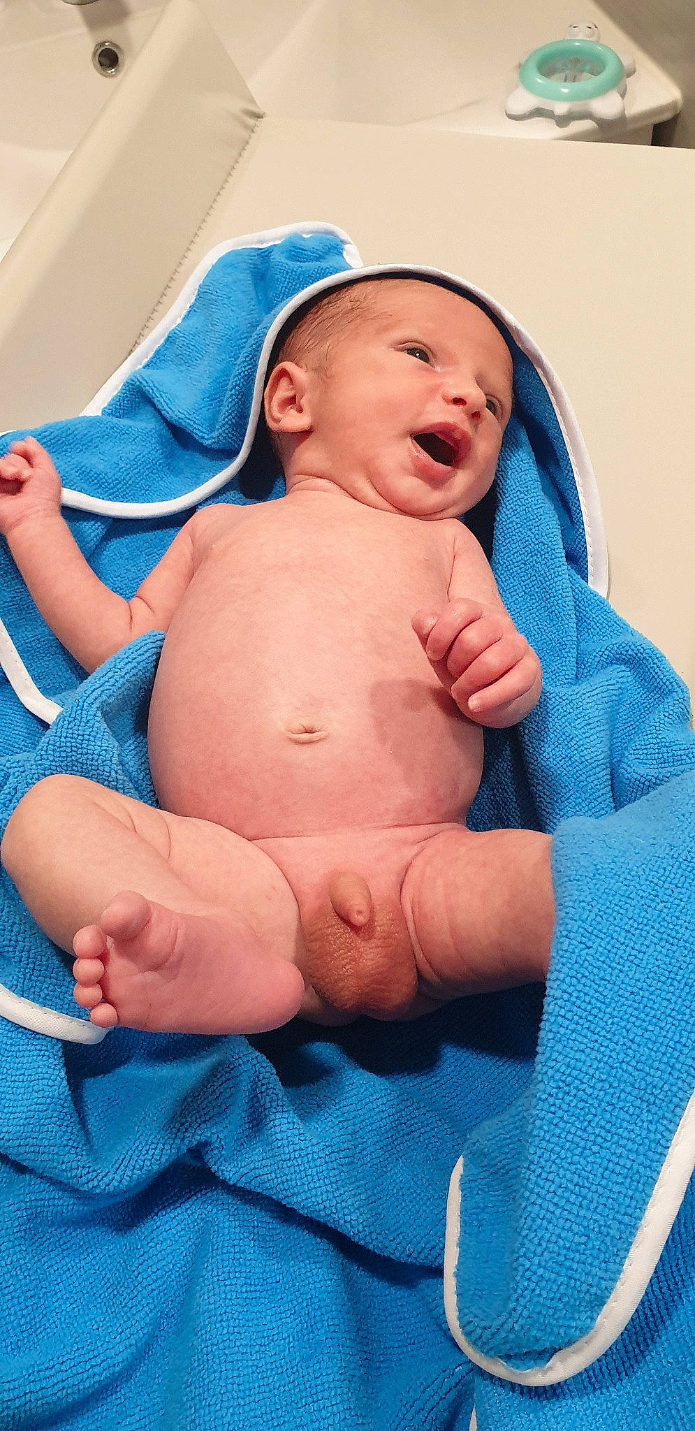 Rodrigo participe au concours pour gagner de l'argent avec cette photo : baby, birth, child, childbirth, facial_expression, finger, mouth, person, skin, smile, stomach, textile, toddler