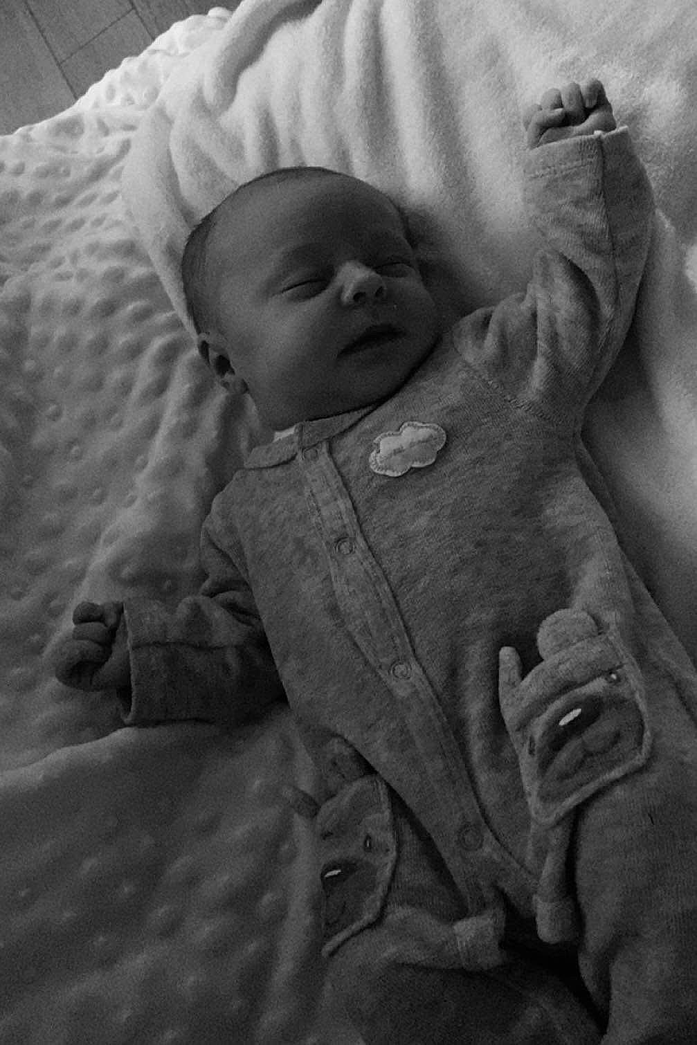 Maddy a rejoint le concours — aidez-le/la à gagner de superbes lots ! art, baby, baby_products, bedtime, cheek, child, comfort, eye, fur, gesture, grass, linens, monochrome, monochrome_photography, person, portrait_photography, room, skin, stock_photography, toddler