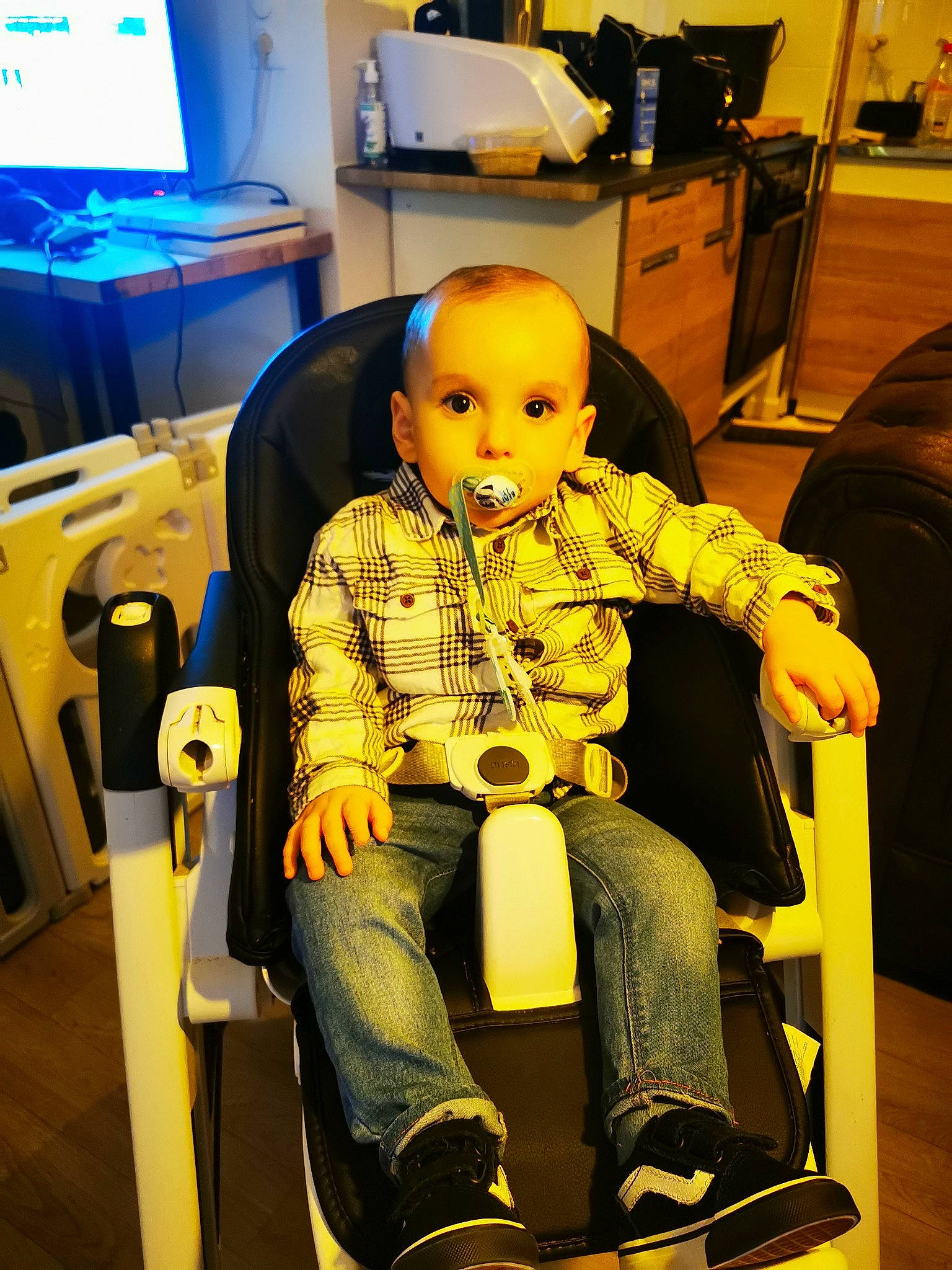 Soann a rejoint le concours — aidez-le/la à gagner de superbes lots ! automotive_design, blue, chair, comfort, computer_monitor, desk, flooring, fun, furniture, home_appliance, jeans, knee, lap, machine, office_chair, person, room, sitting, television, toy