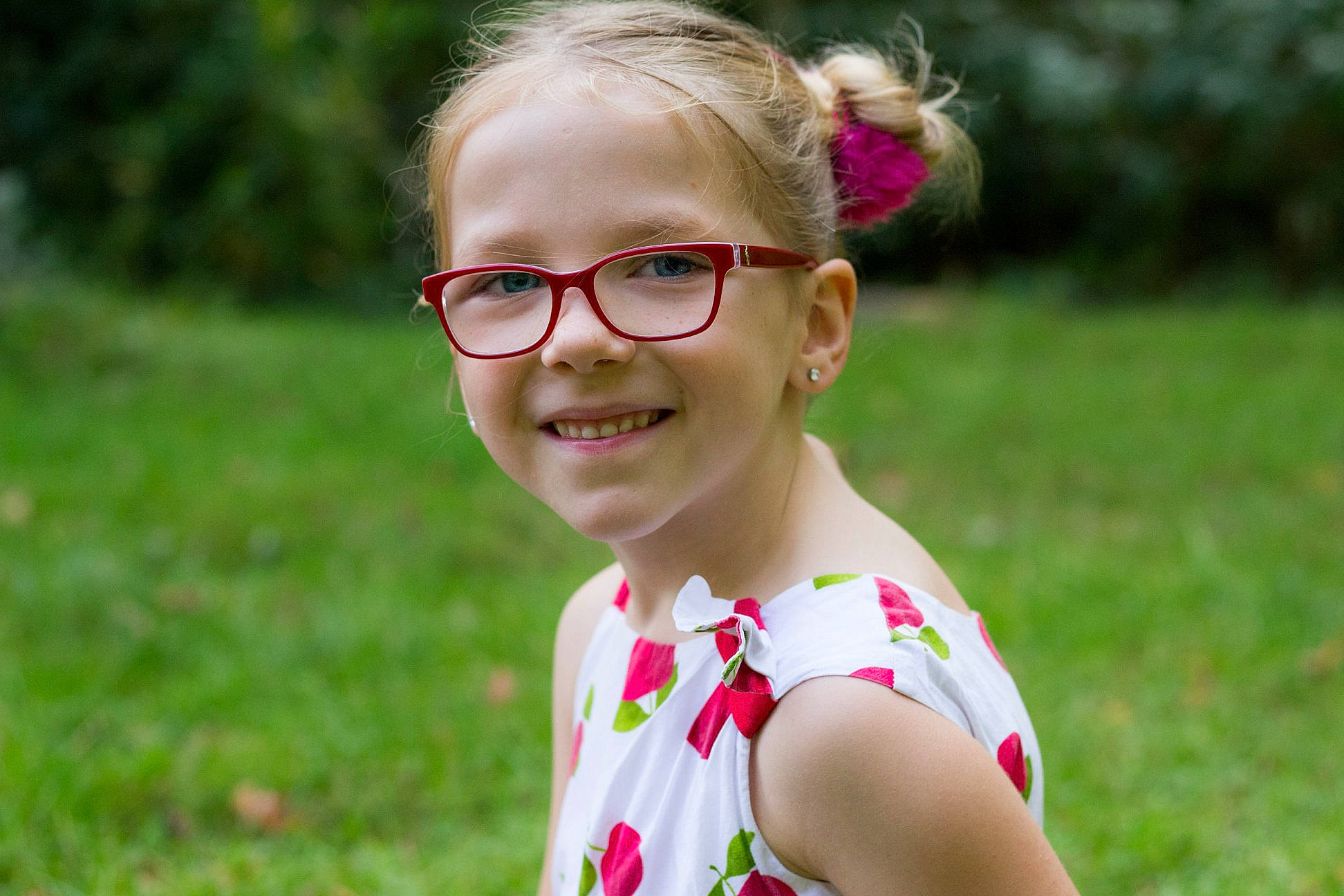 Stecy participe au concours pour gagner de l'argent avec cette photo : blond, child, cool, eye, eyewear, facial_expression, fun, girl, glasses, grass, happiness, human_hair_color, joy, person, pink, plant, skin, smile, summer, sunglasses