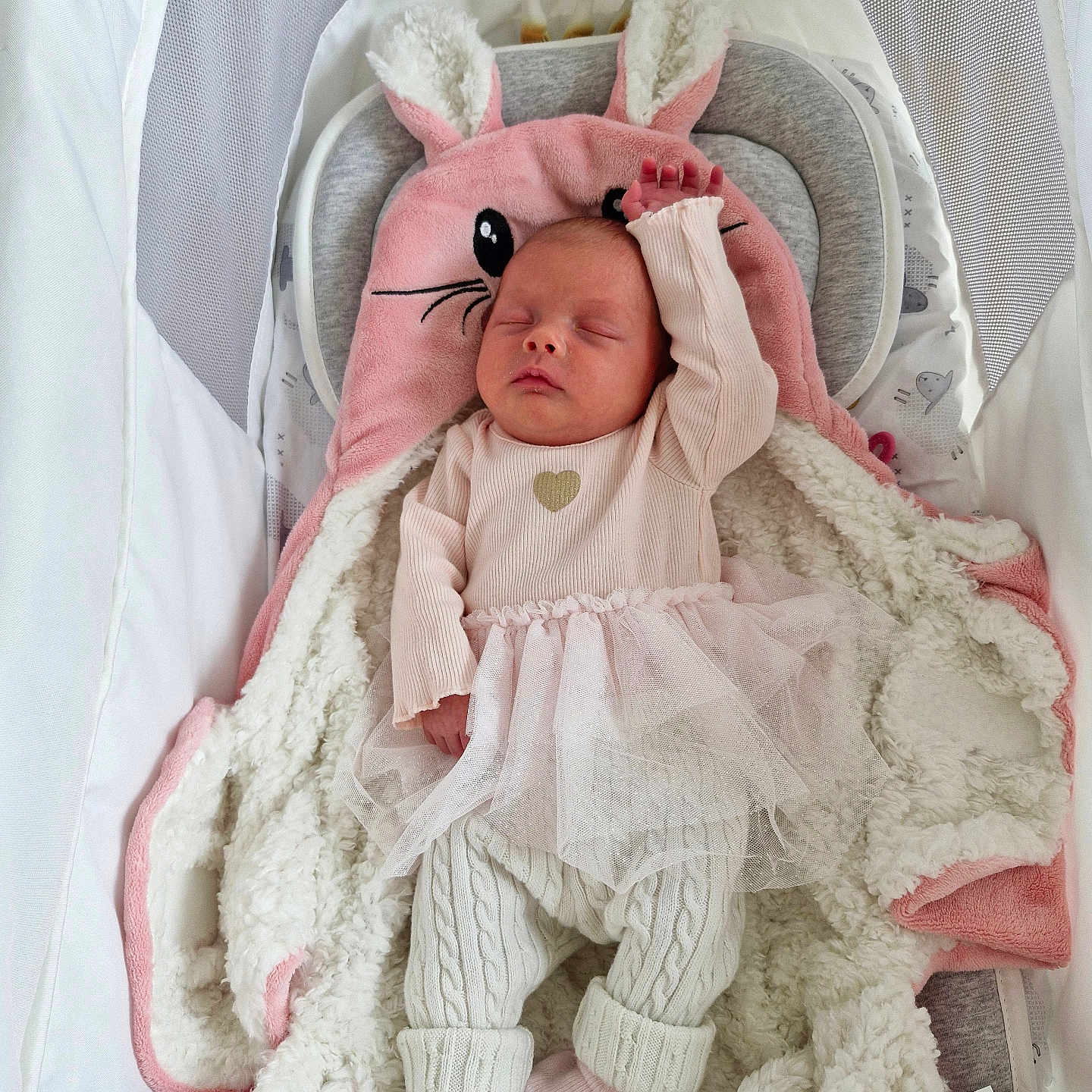 Ambre participe au concours pour gagner de l'argent avec cette photo : baby, baby_clothes, bassinet, blanket, bunny_hood, cozy, cushion, cute, giraffe_toy, indoor, infant, knitted_pants, newborn, peaceful, pink, resting, sleeping, soft, toddler, tulle_skirt