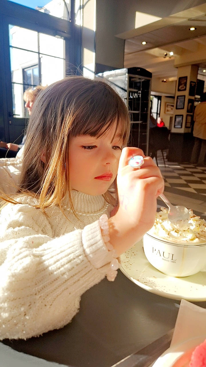 Lucille participe au concours pour gagner de l'argent avec cette photo : baking, bangs, chair, comfort_food, cup, drink, drinkware, eyelash, flooring, hair_coloring, hairstyle, hime_cut, nail, person, plate, serveware, spoon, sweetness, table, tableware