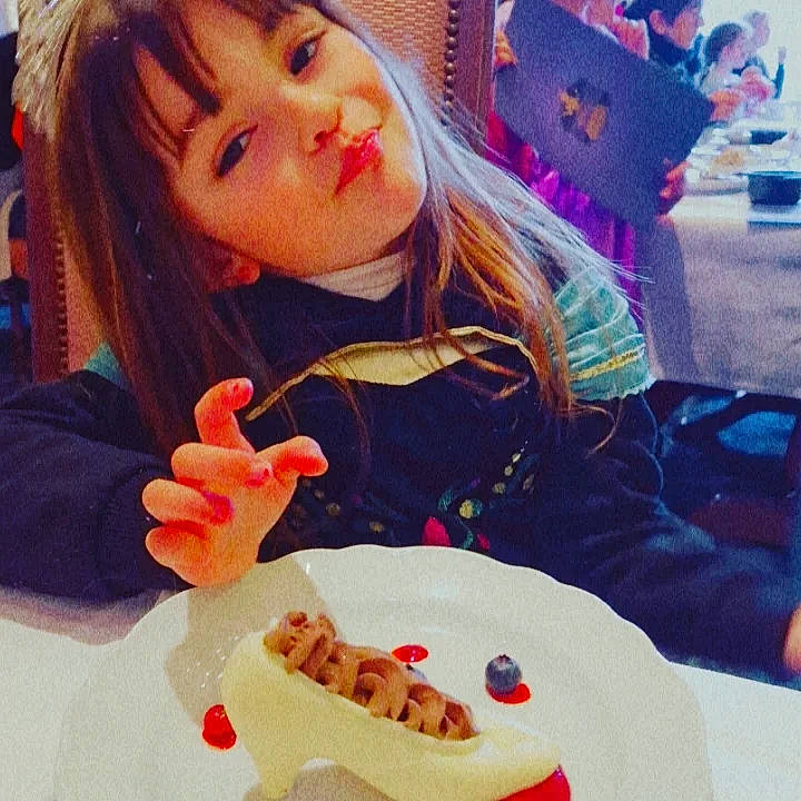 Lucille participe au concours pour gagner de l'argent avec cette photo : child, cool, cuisine, dish, eyelash, eyewear, finger, food, food_craving, happy, human, lip, mouth, nail, people, person, photograph, sharing, snapshot, sweetness