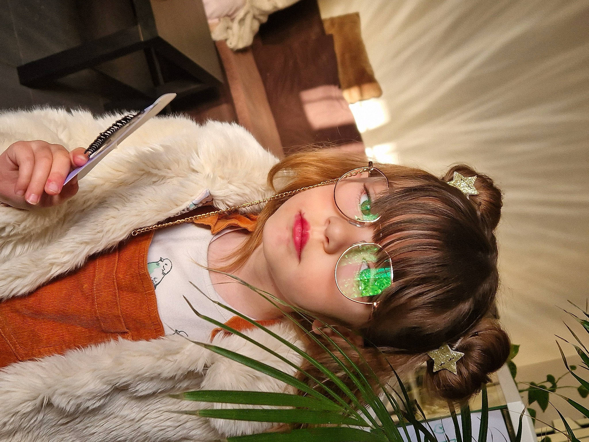 Lucille a rejoint le concours — aidez-le/la à gagner de superbes lots ! black_hair, brown_hair, dress, event, eyelash, eyewear, fawn, flash_photography, fur, grass, happy, headpiece, human_body, jewellery, long_hair, mammal, person, plant, sunglasses, tree