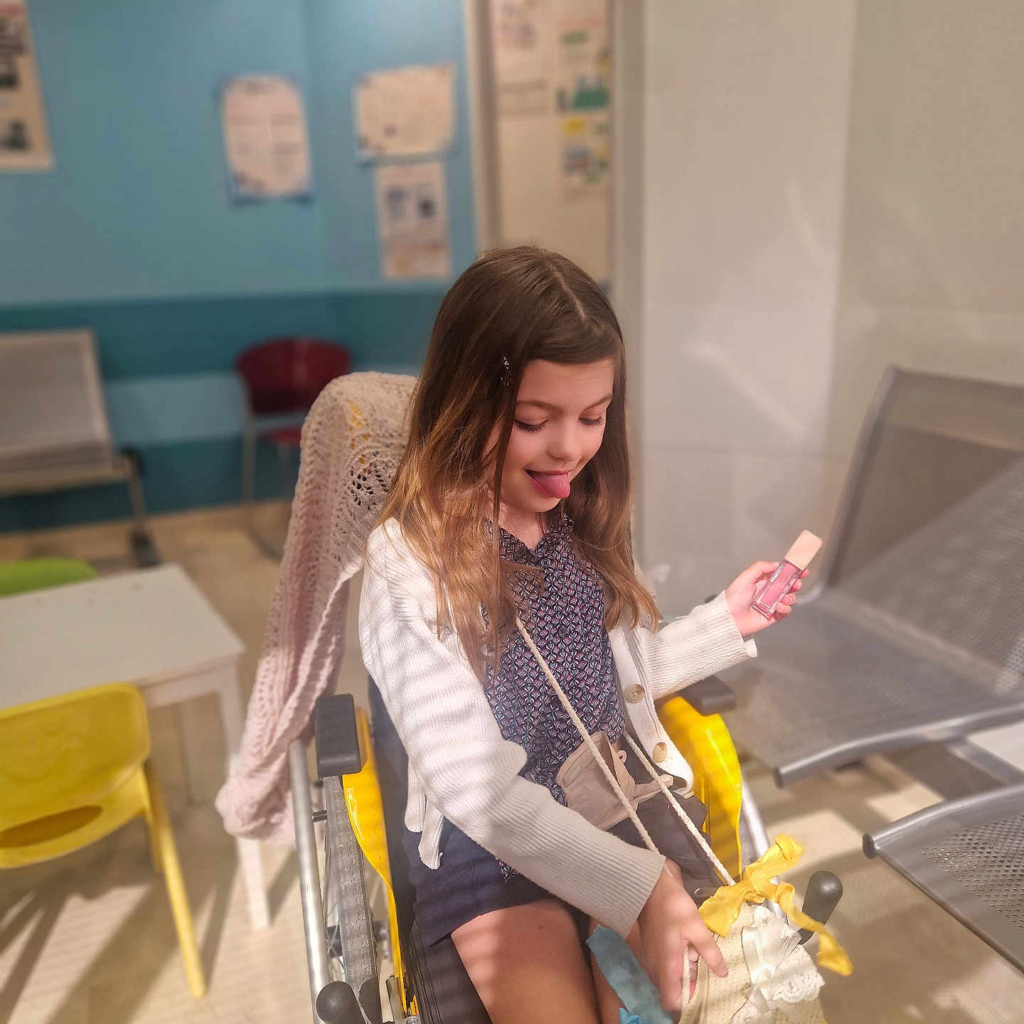 Lucille a rejoint le concours — aidez-le/la à gagner de superbes lots ! bodypart, chair, clothing, cream, dessert, face, female, finger, food, furniture, girl, hand, icecream, indoors, person, plywood, shorts, sitting, teen, wood