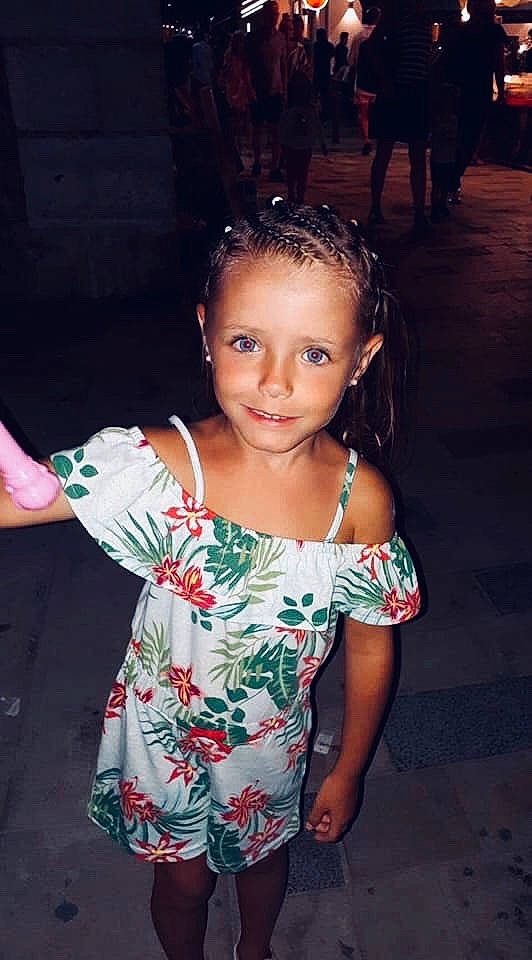 Ashley a rejoint le concours — aidez-le/la à gagner de superbes lots ! child, fun, head, joy, party, person, shoulder, smile, toddler, vacation