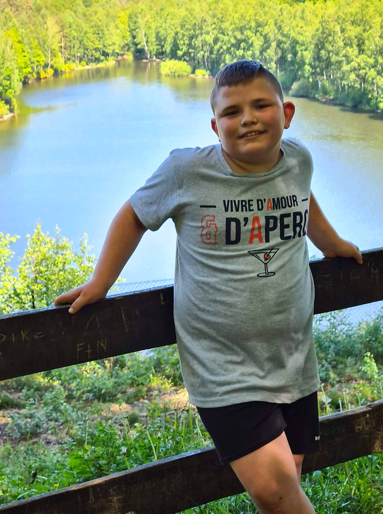 Joris a rejoint le concours — aidez-le/la à gagner de superbes lots ! cool, grass, green, happy, joy, lake, leaf, leisure, muscle, natural_environment, people_in_nature, person, plant, shorts, sleeve, smile, t_shirt, travel, tree, water