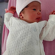 Hina a rejoint le concours — aidez-le/la à gagner de superbes lots ! baby, newborn, infant, hat, knit_hat, onesie, white_clothing, pink_blanket, bed, face, portrait, closeup, sleeping, hand, button, soft_texture, crib, timestamp, watermark, cozy