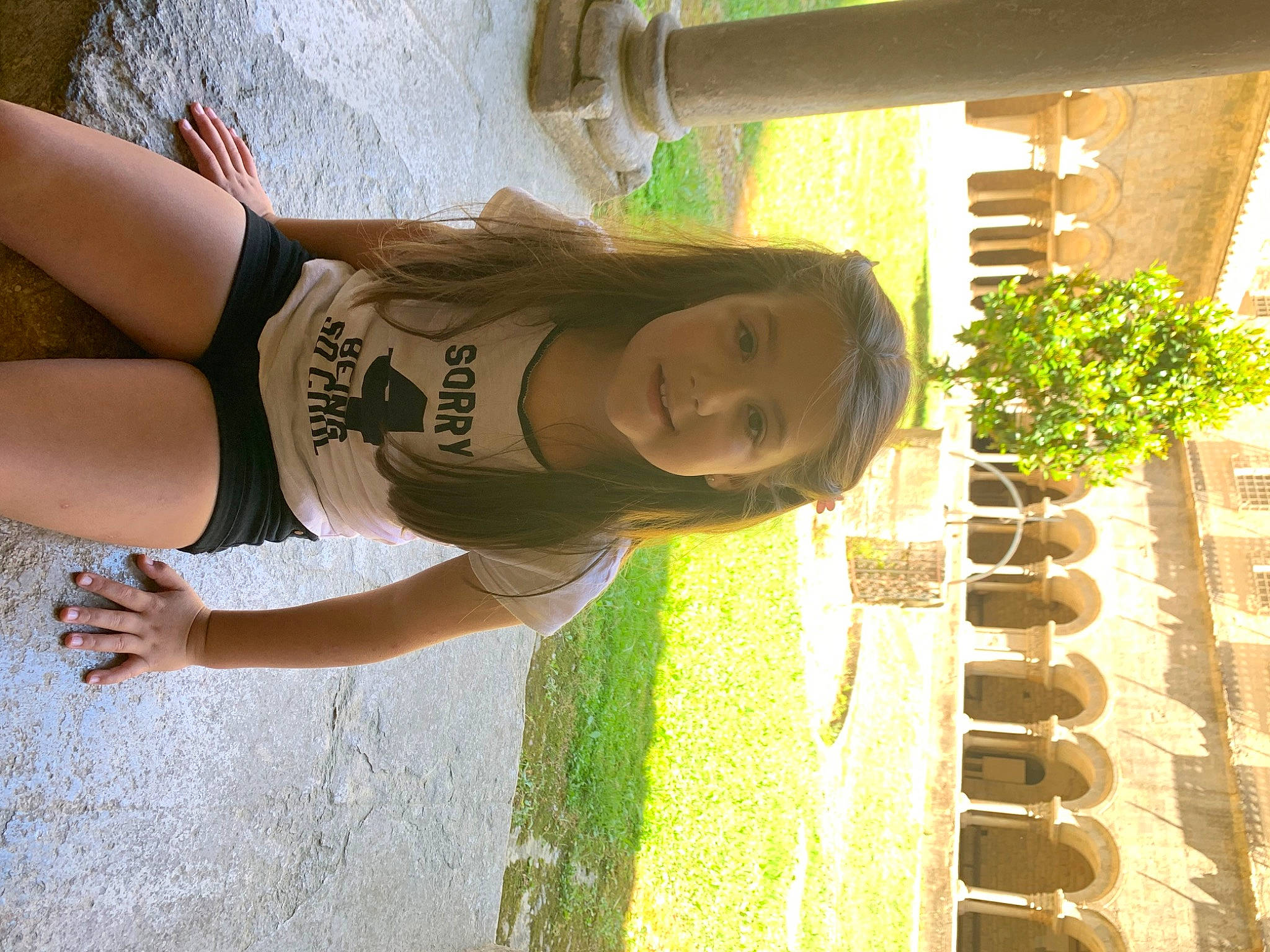 Elea participe au concours pour gagner de l'argent avec cette photo : abdomen, elbow, fun, grass, green, happy, houseplant, human_leg, joy, leisure, pattern, people_in_nature, person, plant, smile, t_shirt, thigh, tints_and_shades, waist, wood