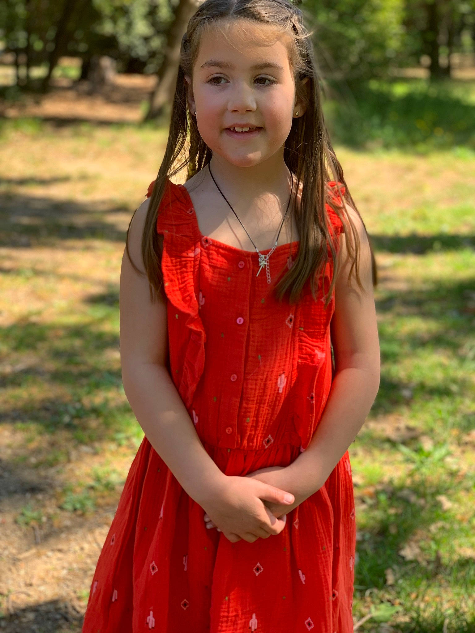 Elea a rejoint le concours — aidez-le/la à gagner de superbes lots ! day_dress, dress, eye, face, formal_wear, grass, hair, happy, head, jewellery, joy, lip, long_hair, necklace, one_piece_garment, people_in_nature, person, plant, smile, summer