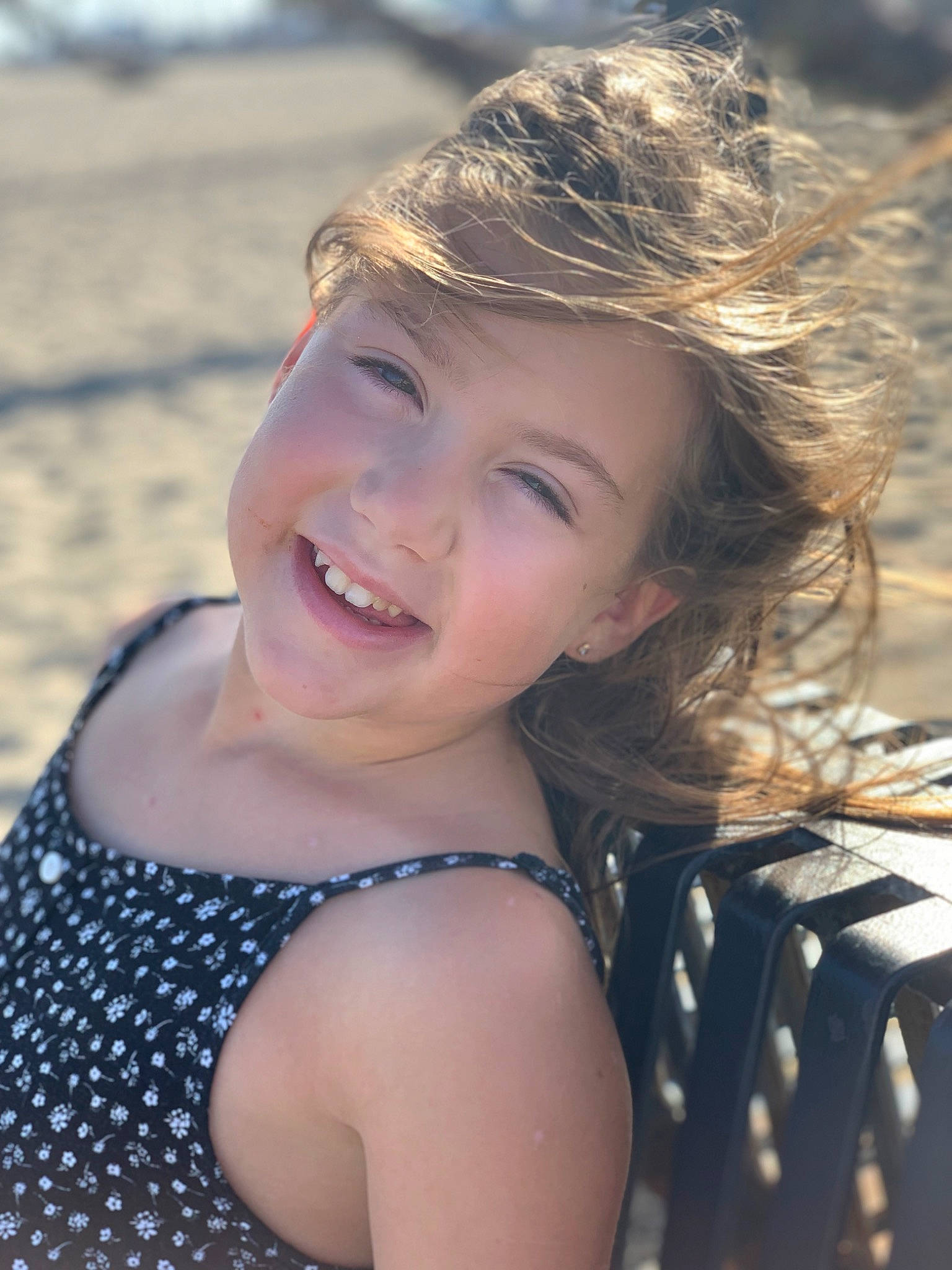 Elea a rejoint le concours — aidez-le/la à gagner de superbes lots ! chin, electric_blue, eye, face, facial_expression, flash_photography, fun, grass, happy, headwear, iris, joy, leisure, lip, long_hair, people_in_nature, person, skin, smile, summer