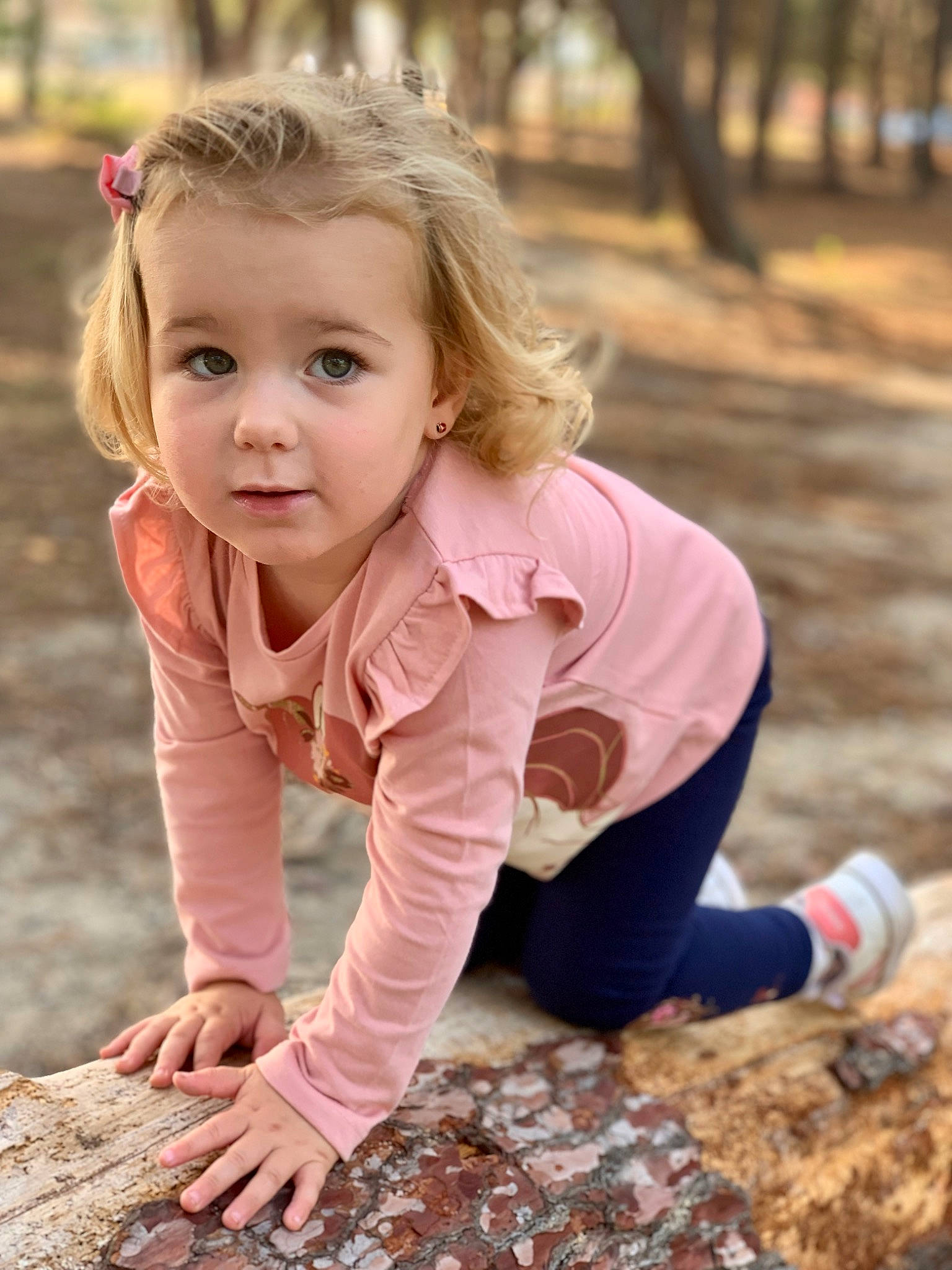 Anna a rejoint le concours — aidez-le/la à gagner de superbes lots ! child, dress, eye, face, facial_expression, fun, grass, hair, happy, head, leaf, leg, leisure, people_in_nature, person, plant, skin, sunlight, toddler, tree