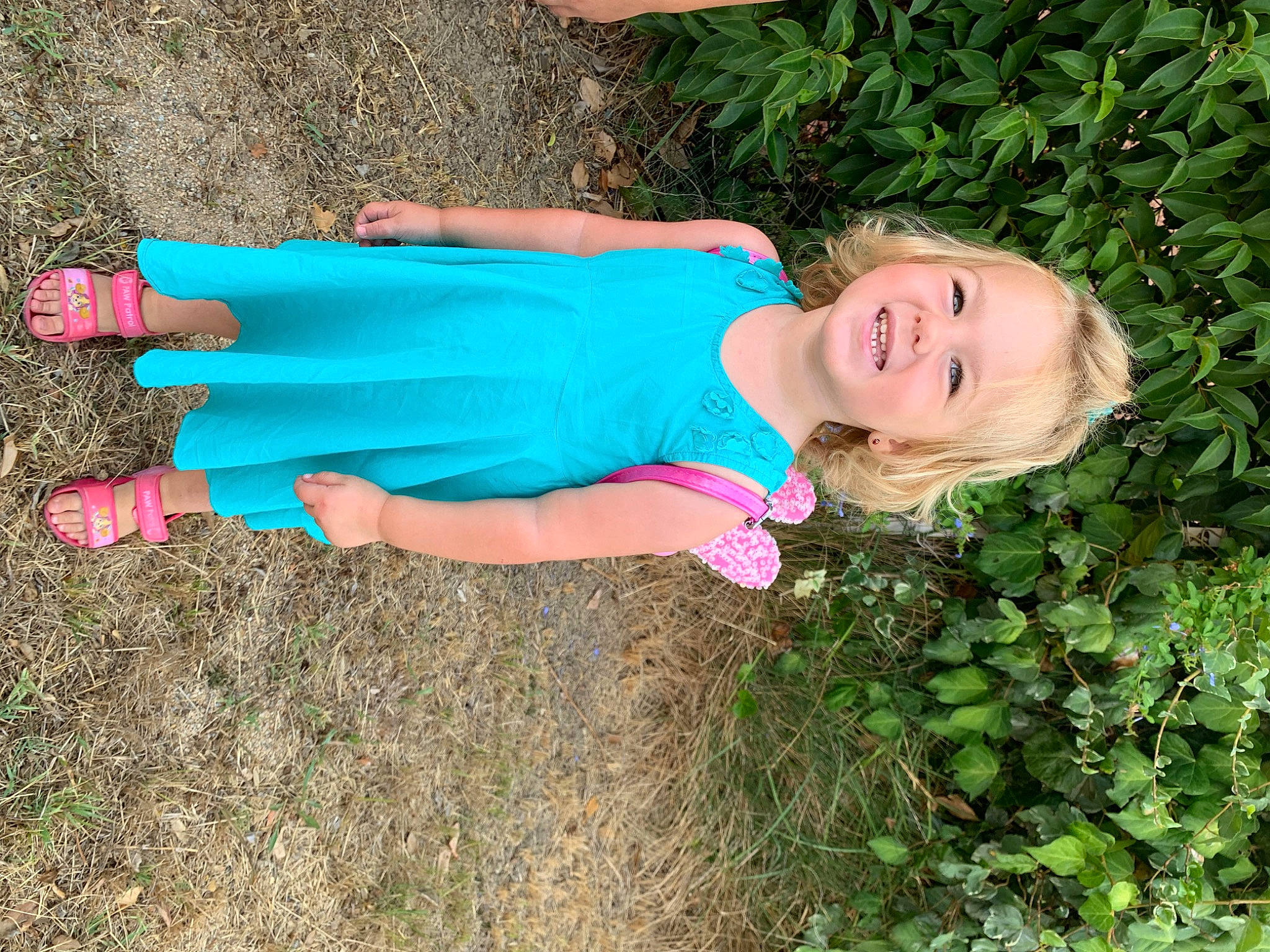 Anna participe au concours pour gagner de l'argent avec cette photo : baby_toddler_clothing, child, electric_blue, flower, fun, grass, happy, human_body, human_leg, joy, knee, leisure, magenta, people_in_nature, person, plant, smile, soil, t_shirt, thigh