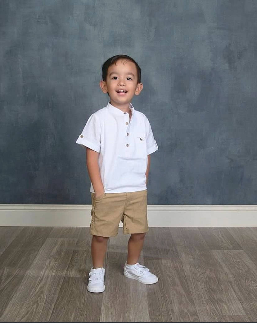 Anthony is registered to the contest to win money with this photo: electric_blue, eye, face, flash_photography, flooring, footwear, gesture, happy, hardwood, head, human_body, human_leg, joy, knee, person, shorts, shoulder, sleeve, smile, t_shirt