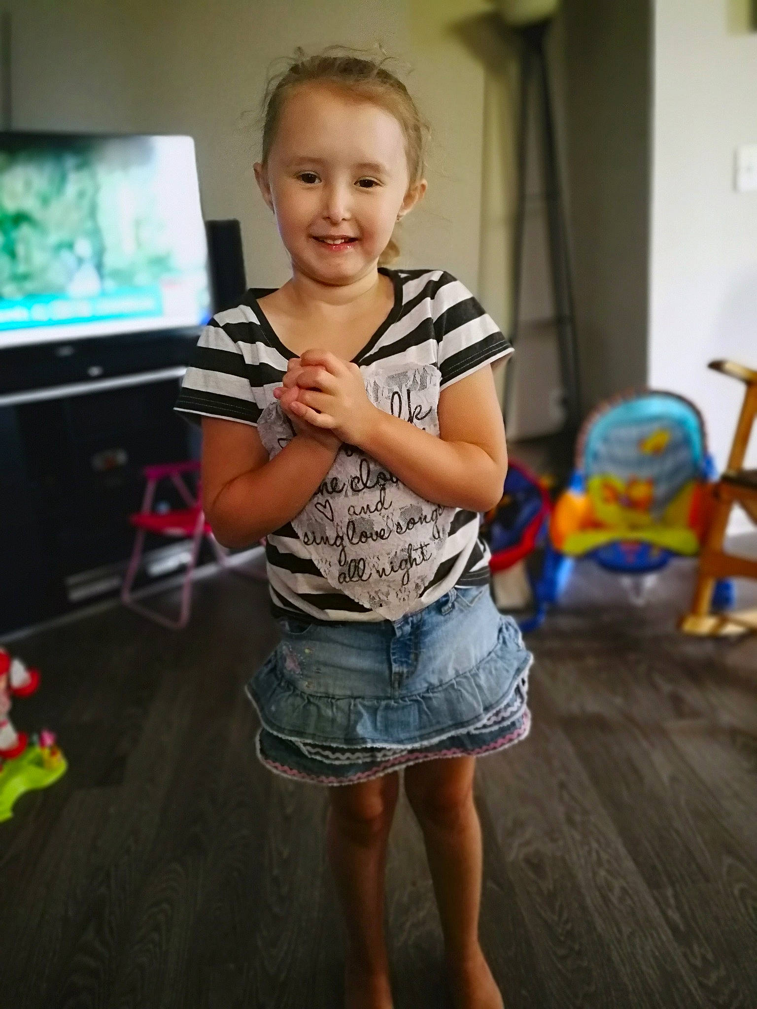 Mackenzye participe au concours pour gagner de l'argent avec cette photo : child, curtain, display_device, entertainment, event, fashion_design, flooring, fun, gadget, happy, human_body, joy, leisure, person, recreation, sitting, smile, standing, television, television_set