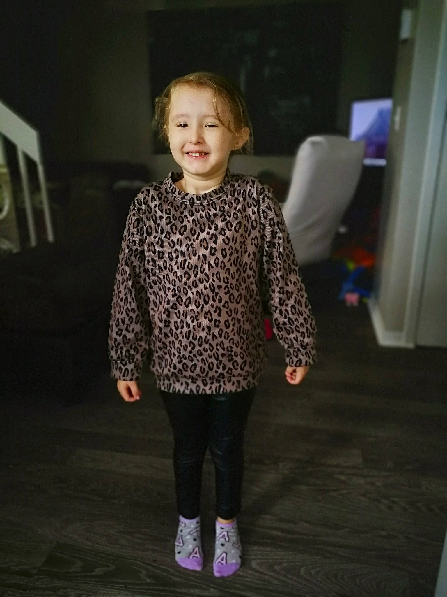 Mackenzye a rejoint le concours — aidez-le/la à gagner de superbes lots ! child, denim, eye, face, fashion_accessory, fashion_design, flash_photography, flooring, fun, hair, head, joy, knee, leggings, pattern, person, sleeve, smile, standing, street_fashion