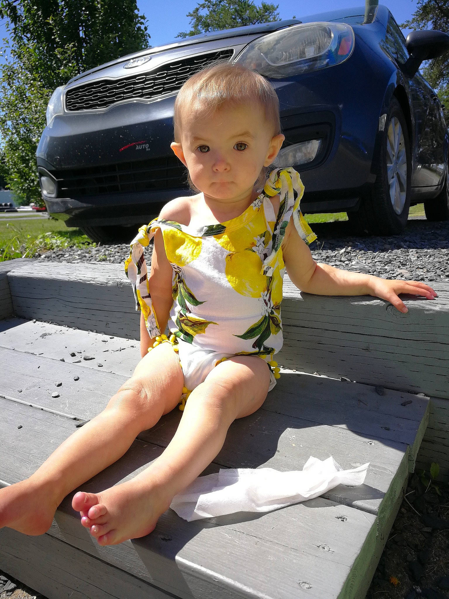 Maddye participe au concours pour gagner de l'argent avec cette photo : asphalt, automotive_design, automotive_exterior, automotive_lighting, automotive_tire, bumper, car, grass, hood, leg, leisure, motor_vehicle, person, plant, thigh, tire, toddler, trunk, vehicle, vehicle_door